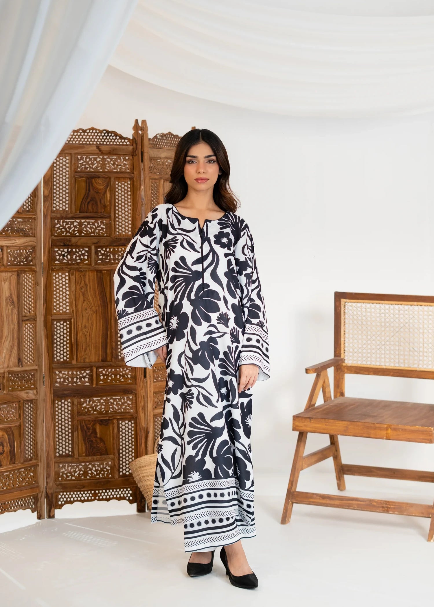 silk grip Kurta Set in Black, white