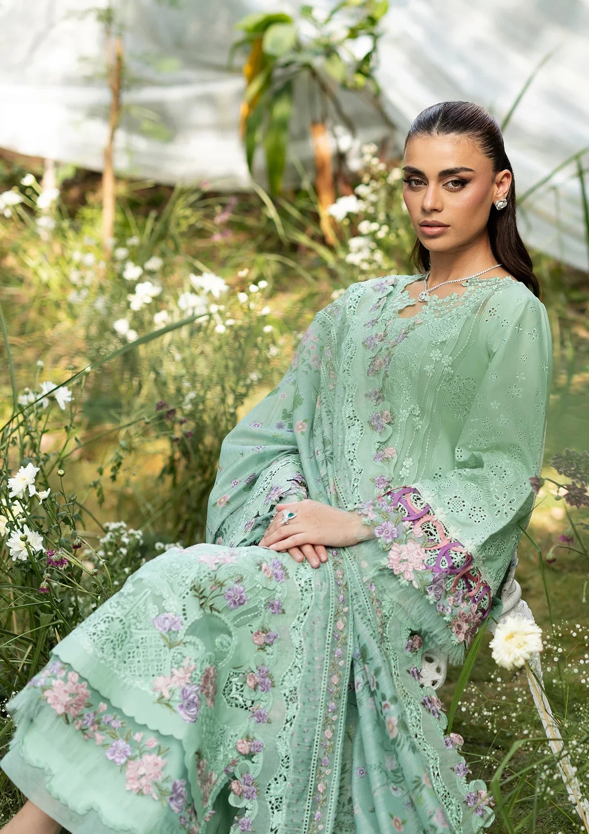 Luxury Lawn – ELQ-3a Daisy Chain