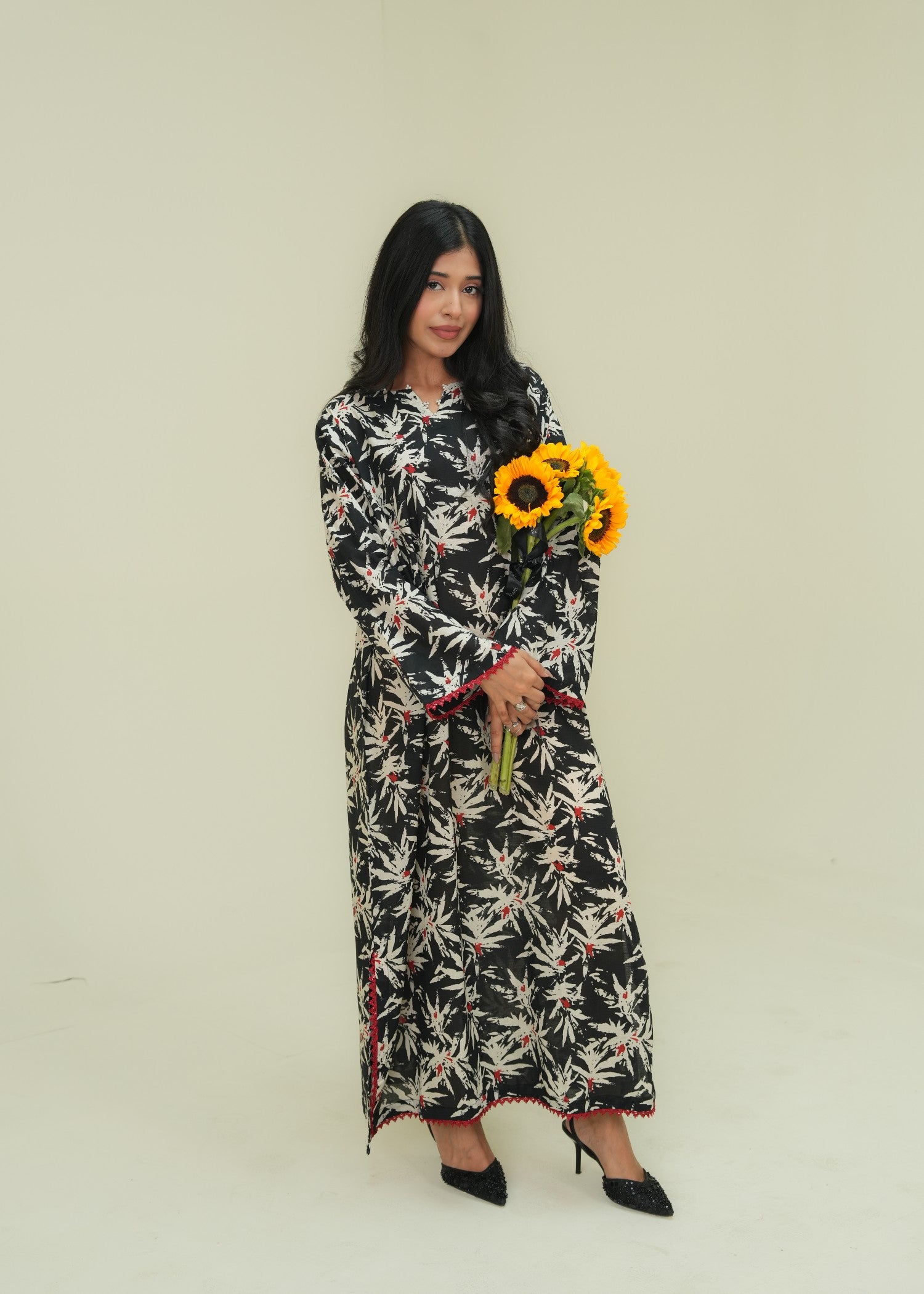 lawn Kaftan in White, black