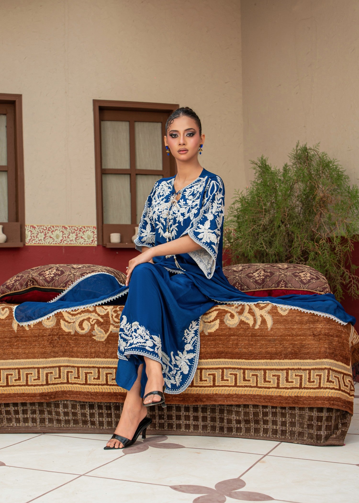 silk Kaftan in White, dark blue