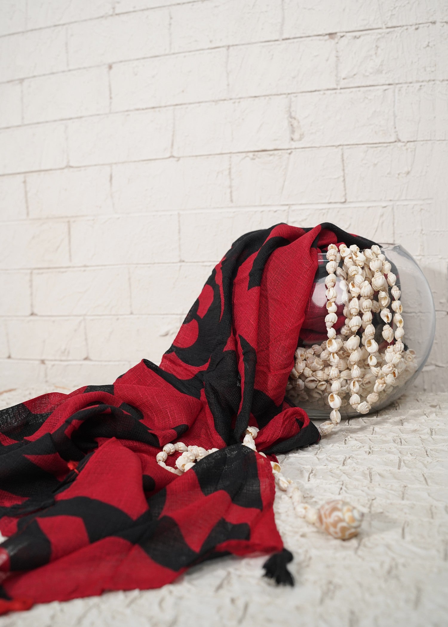 slub lawn Hijab in Black, red