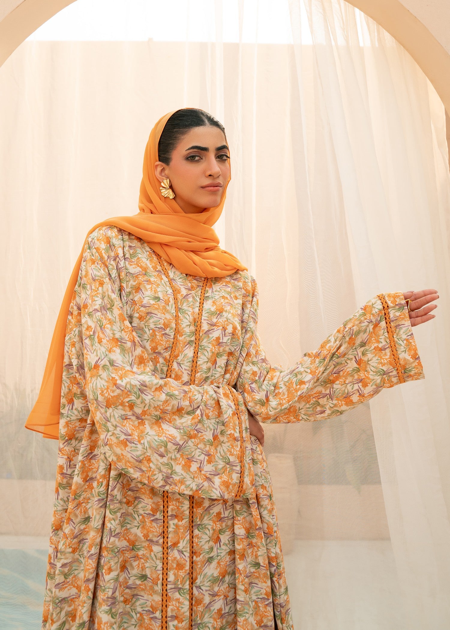 grip Abaya in Multi, peach orange, yellow-orange