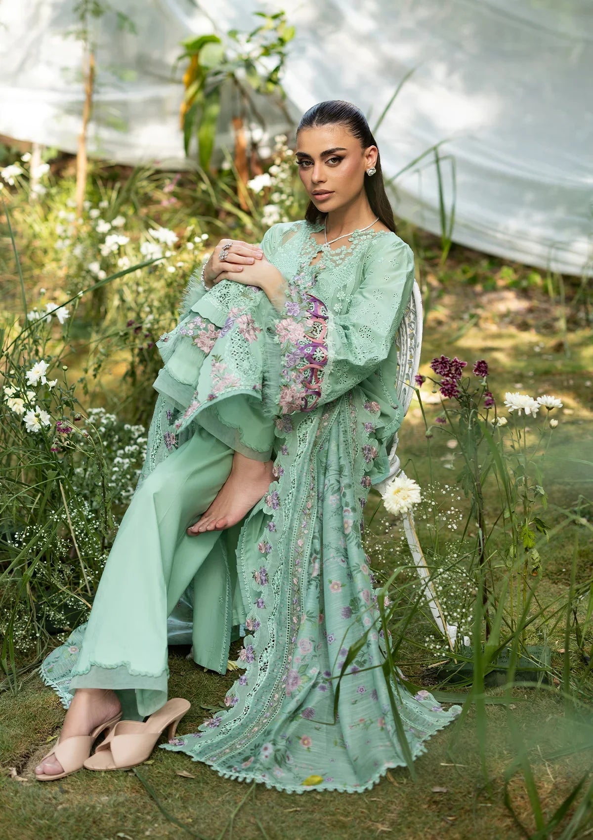 Luxury Lawn – ELQ-3a Daisy Chain