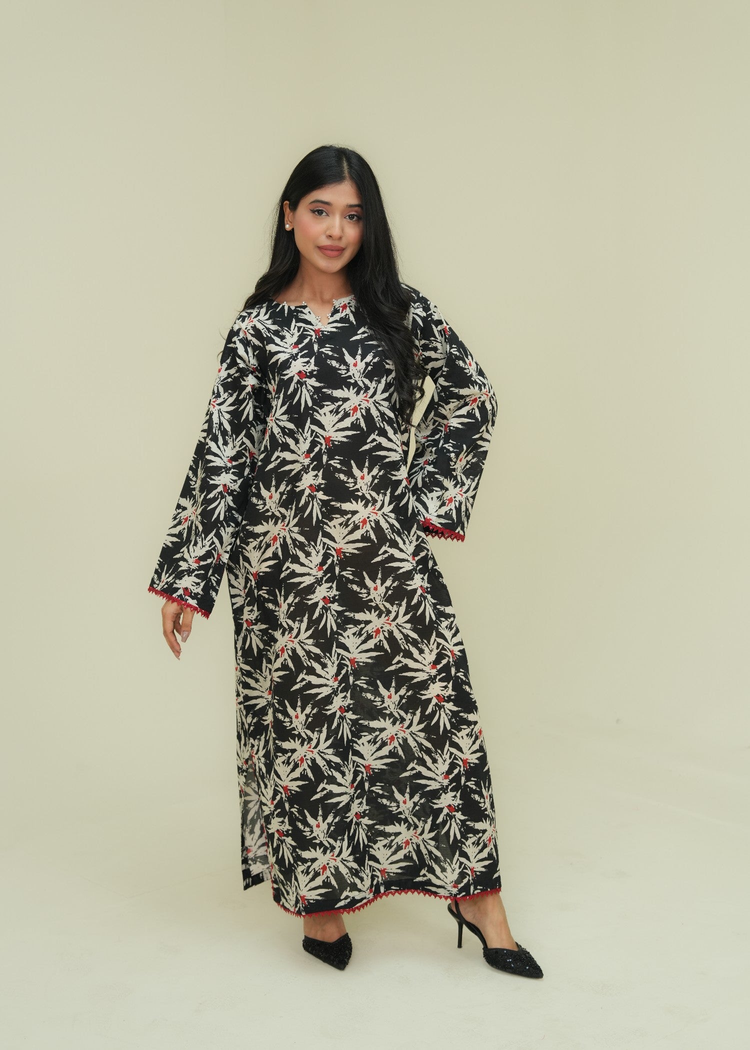 lawn Kaftan in White, black