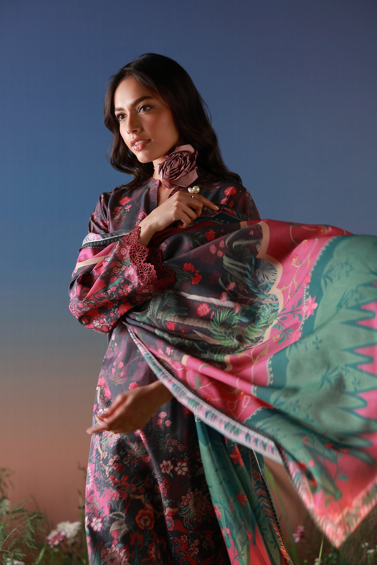 Mirha Lawn – Noir Roseraie