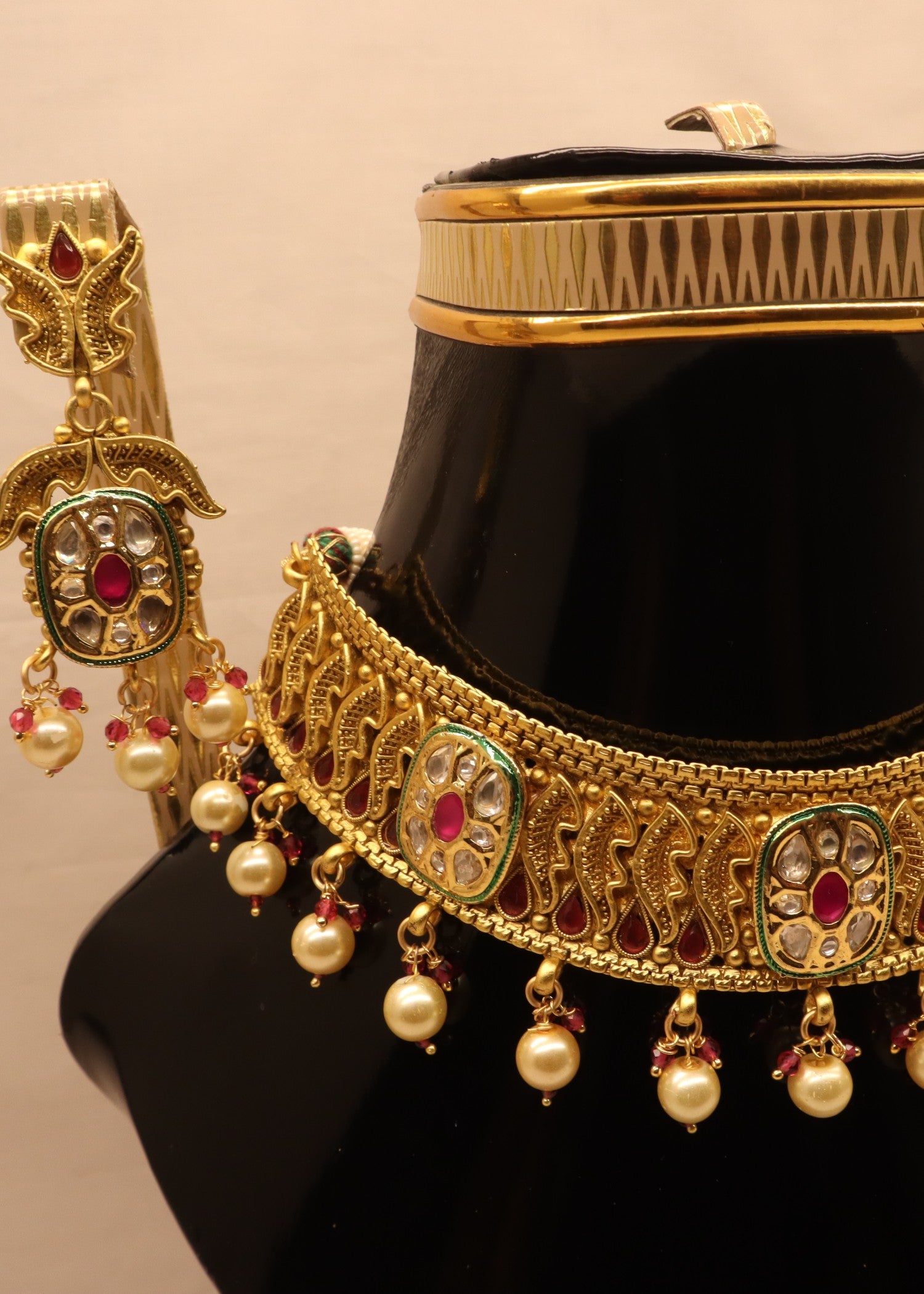 Choker in Green, red Color by - Trendy Women Choker JXL4566