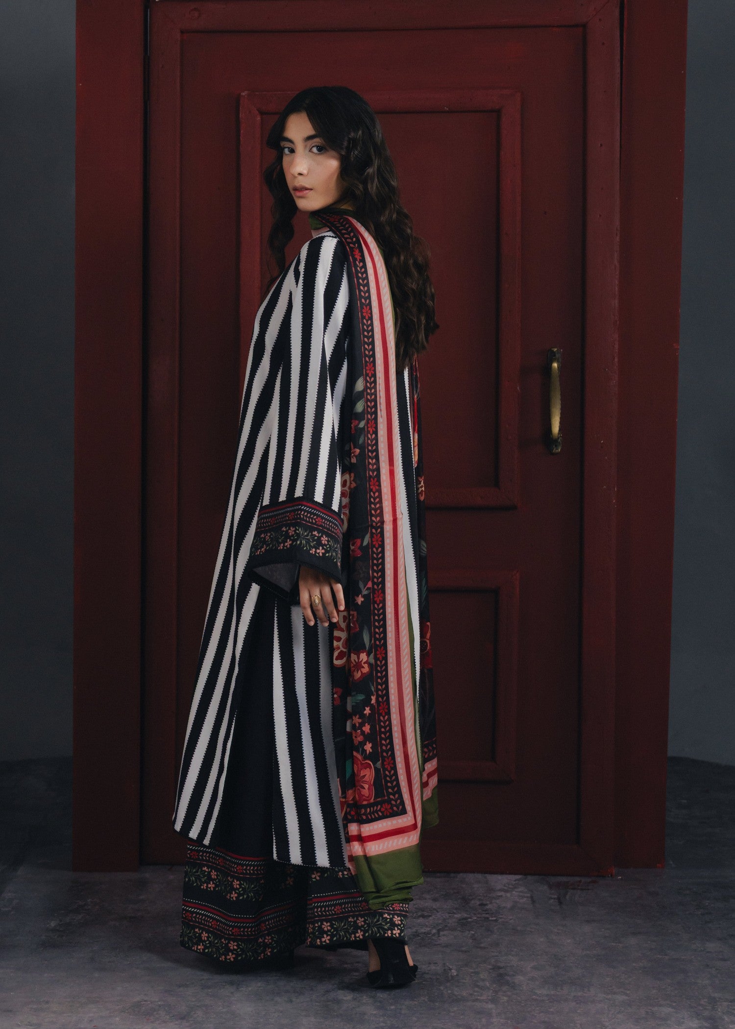 crepe Kurta Set in Black, white