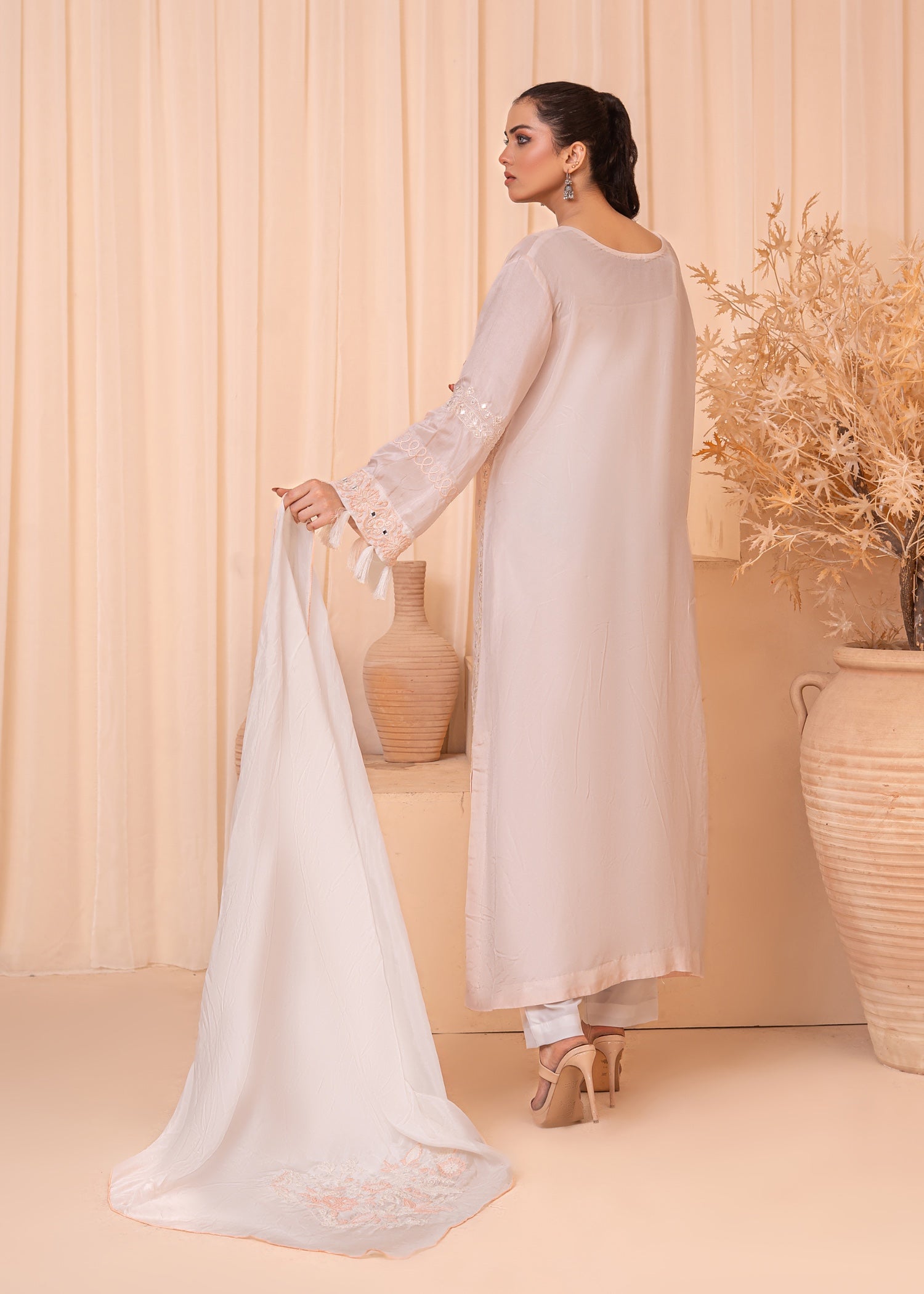 raw silk Kaftan in Off-white, silver