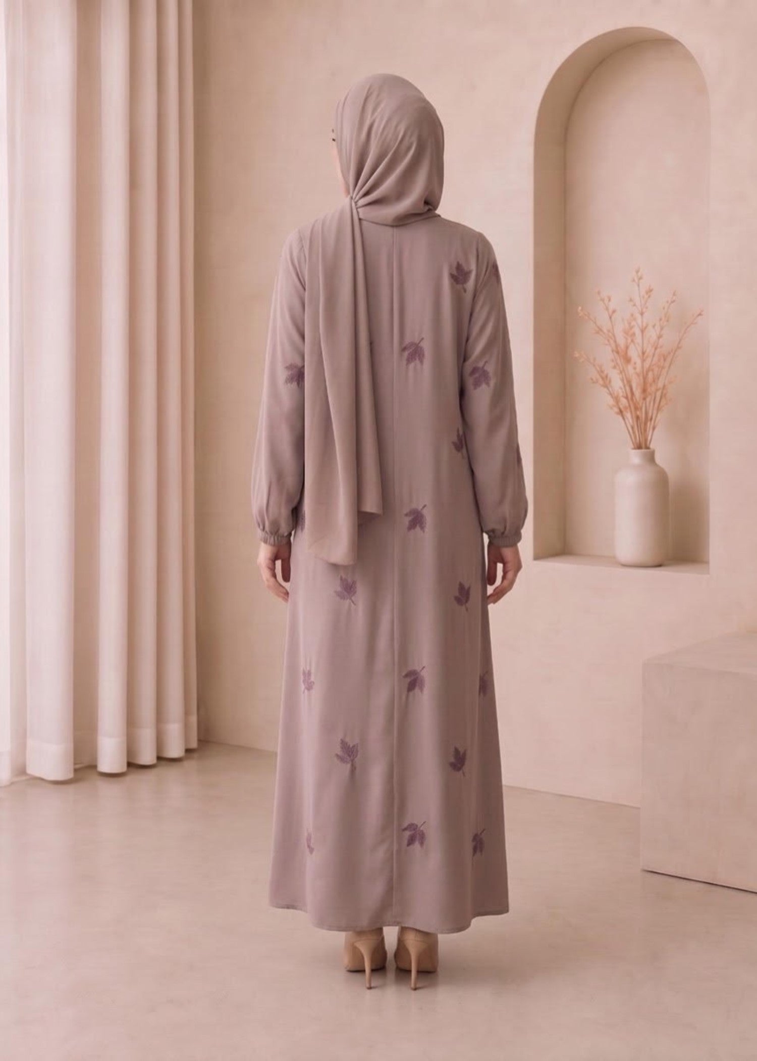 nidha Abaya in Warm grey