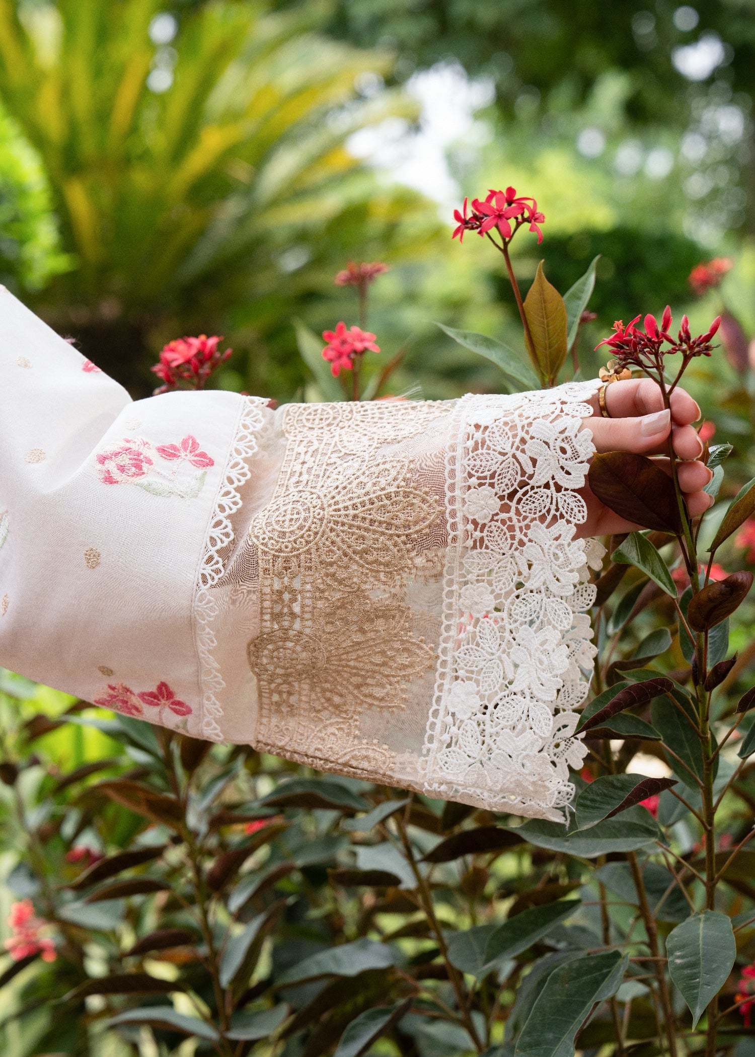 lawn Kurta Set in Floral white
