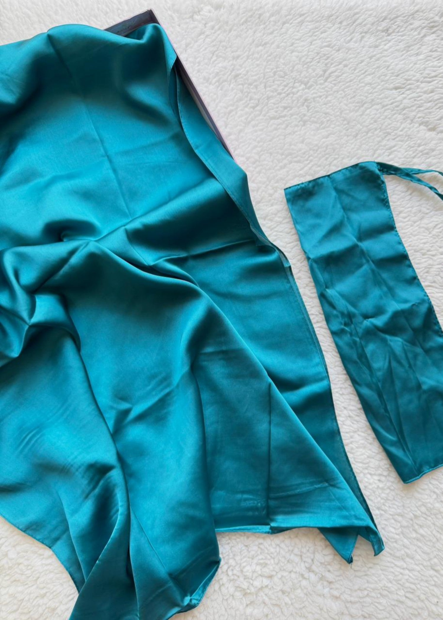 satin silk Veil in Bondi blue