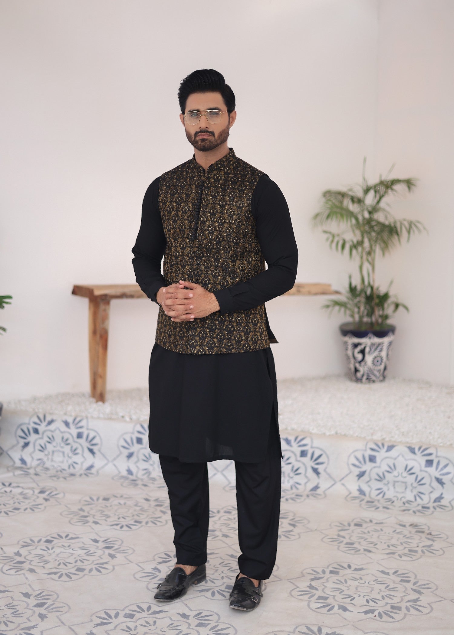 zari masuri Waistcoat in Gold, black