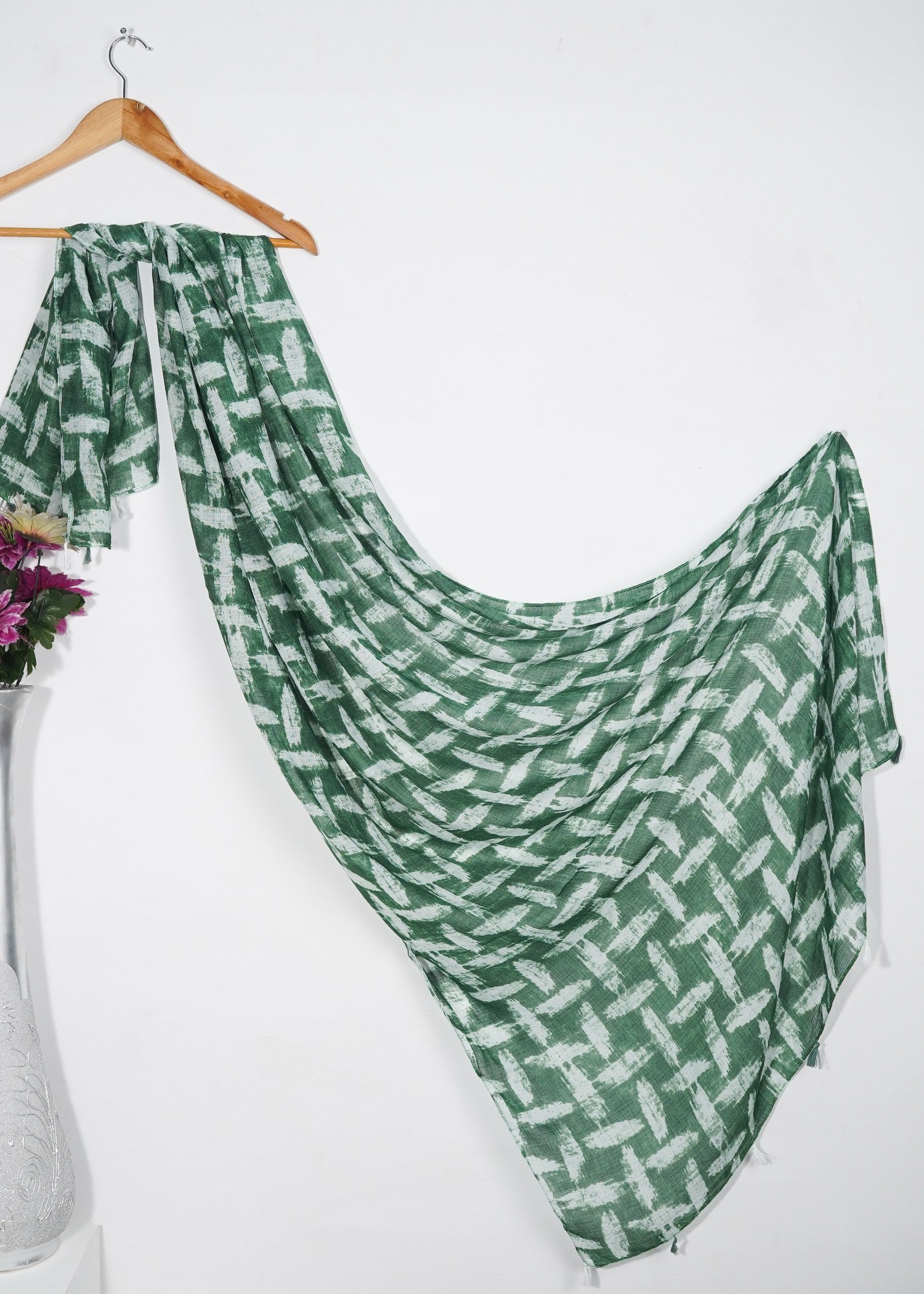 slub lawn Hijab in White, emerald green