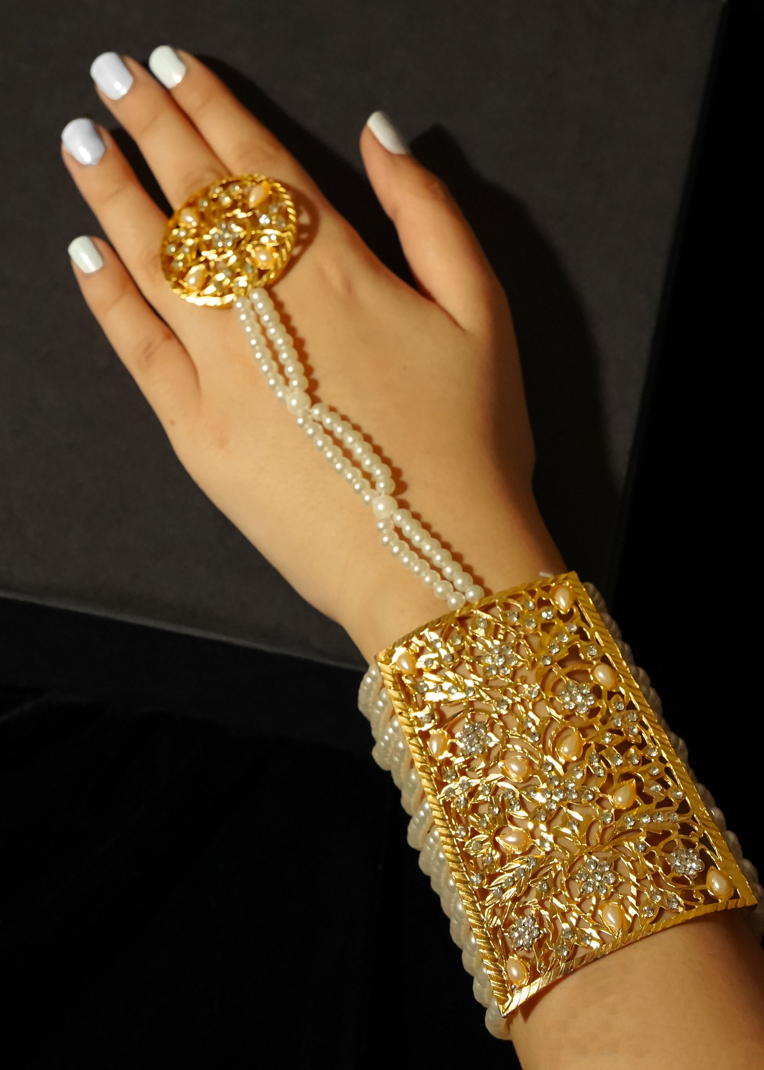 Bracelet in Gold, pearl white Color by - Trendy Women Bracelet HLO2341