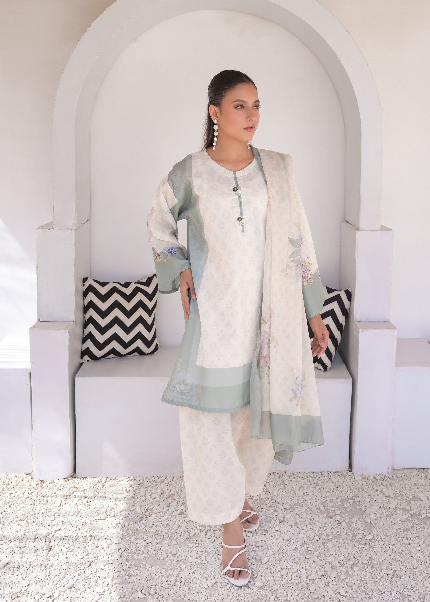 swiss lawn Kurta Set in Off-white