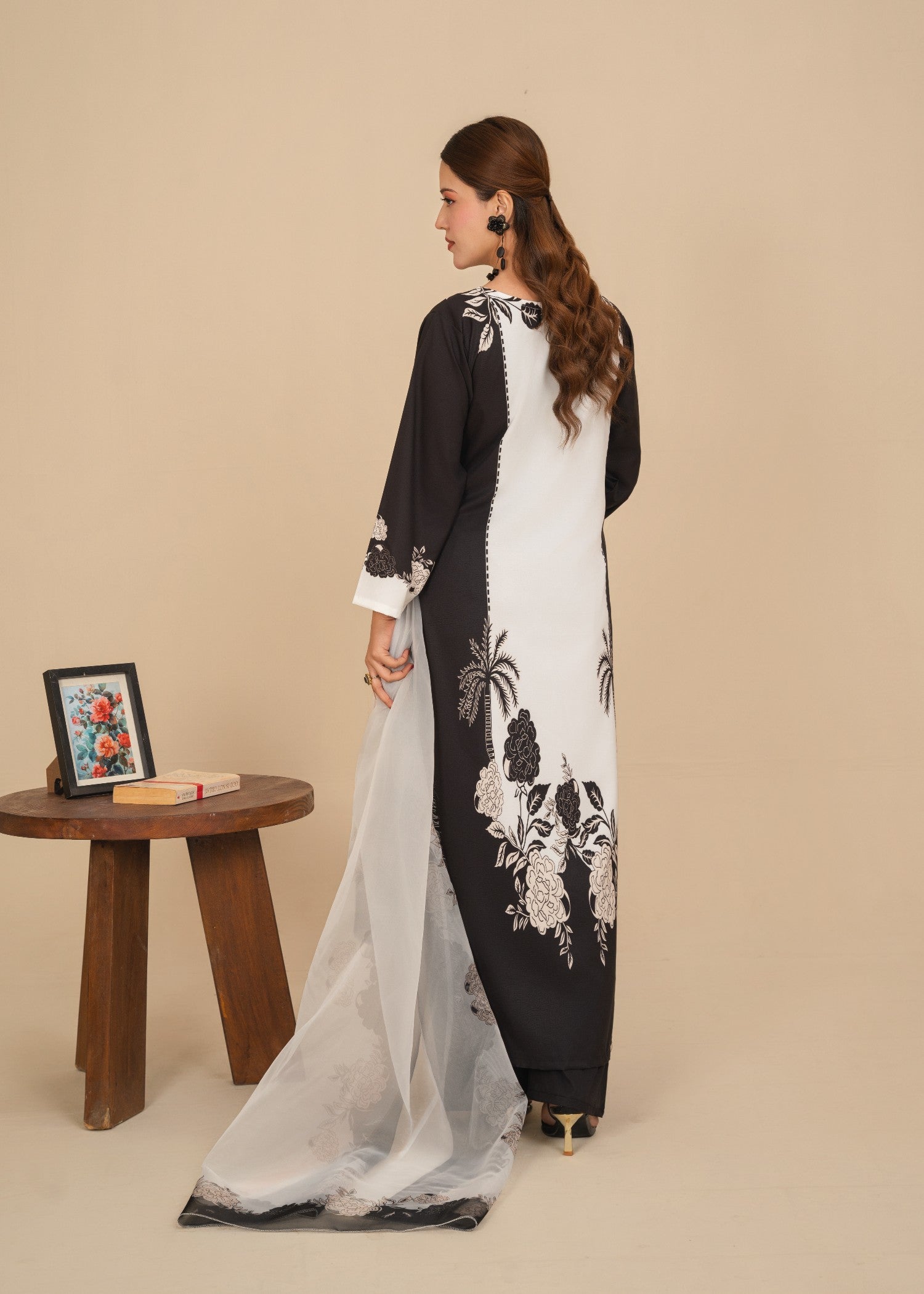 silk crepe Kurta Set in Black, white