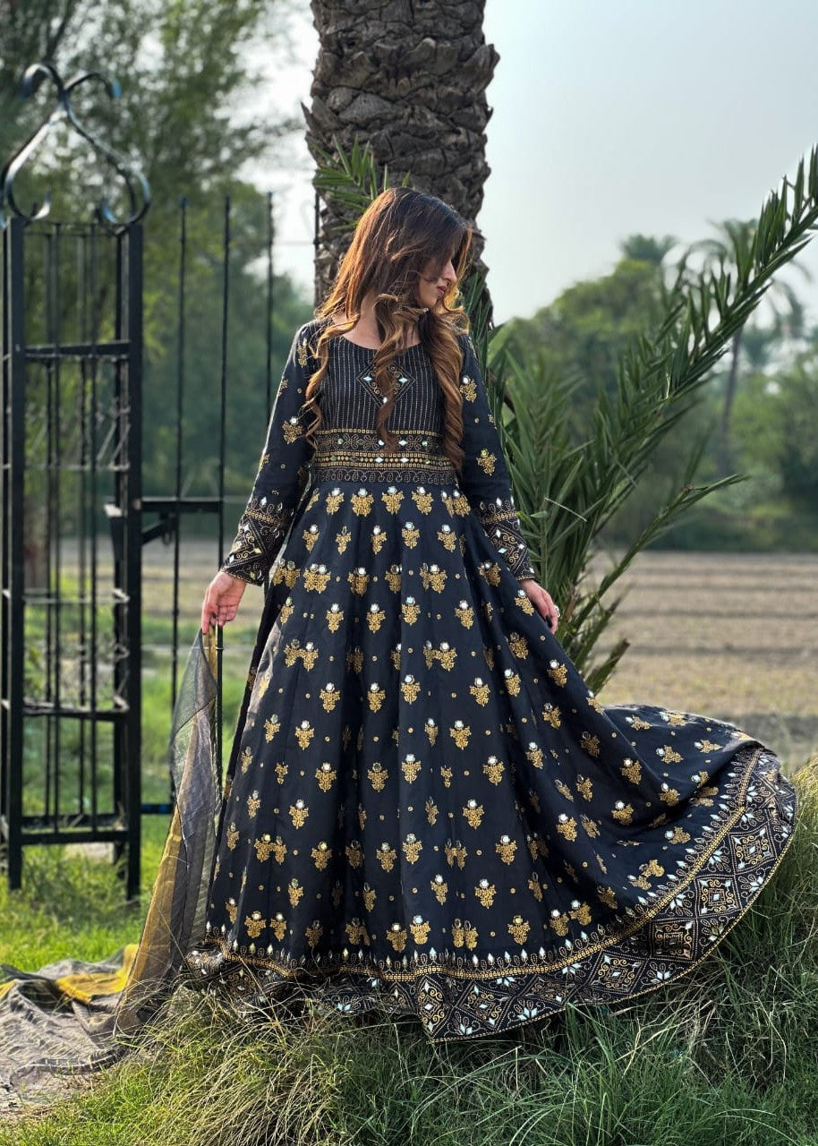 satin silk Maxi in Black