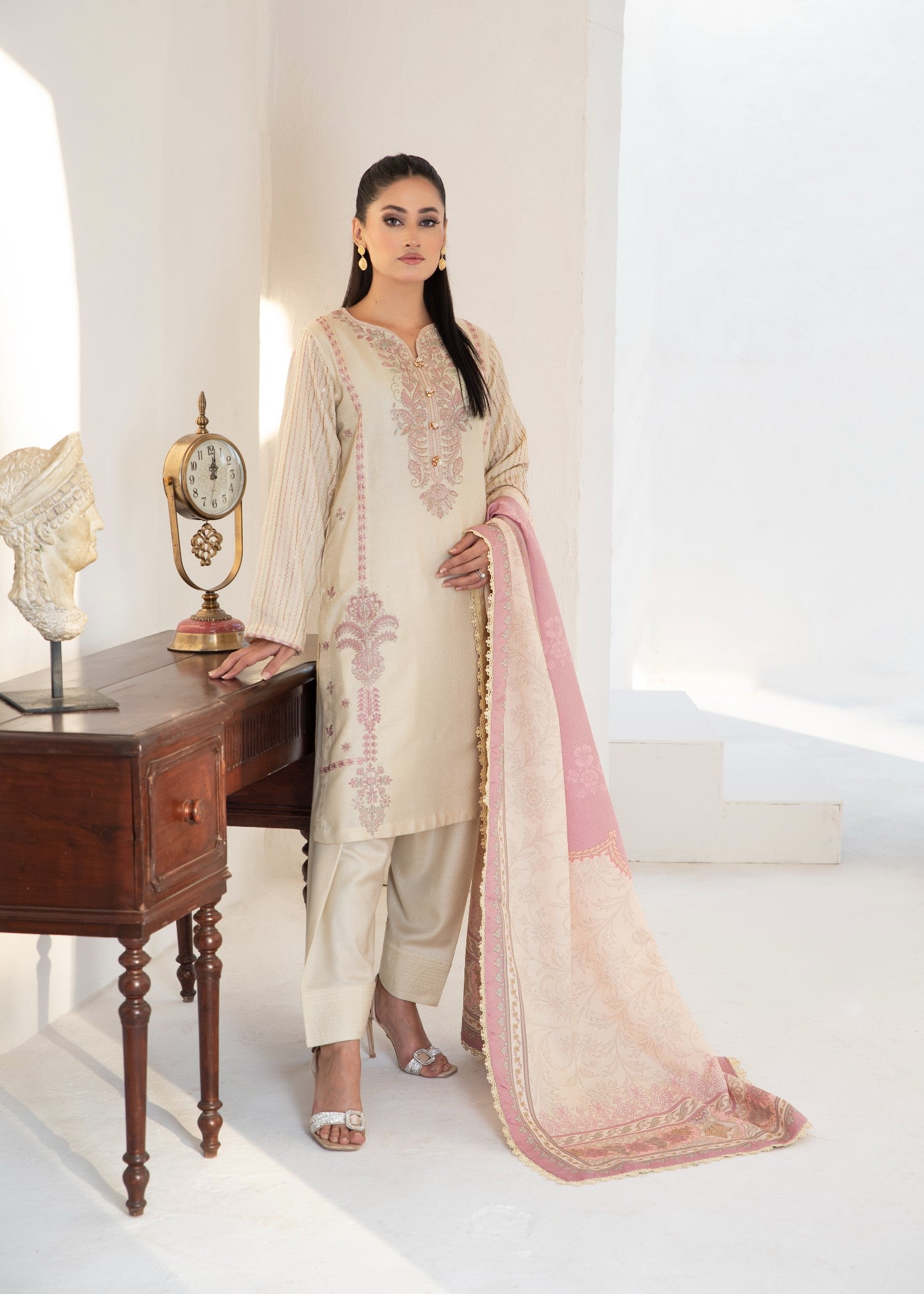 lawn Kurta Set in Floral white