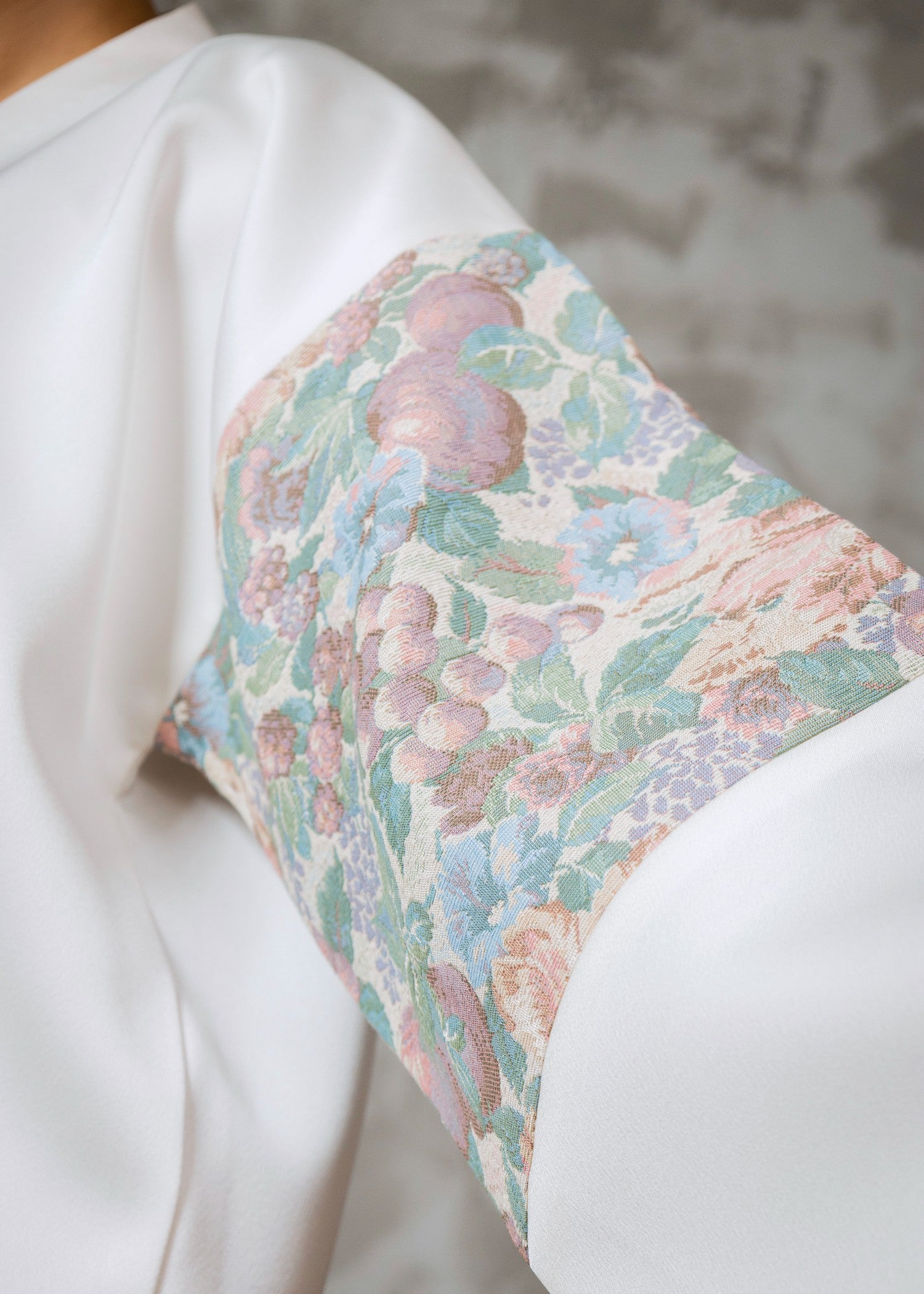 silk crepe Top in Multi, white