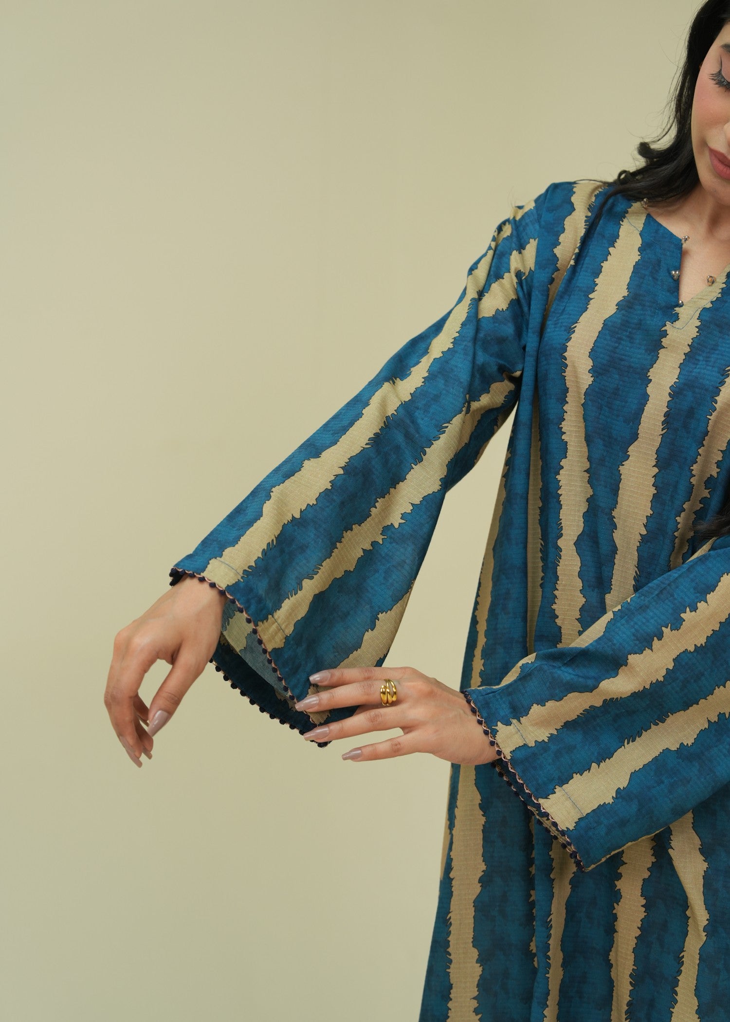 lawn Kaftan in Mari gold, ocean blue