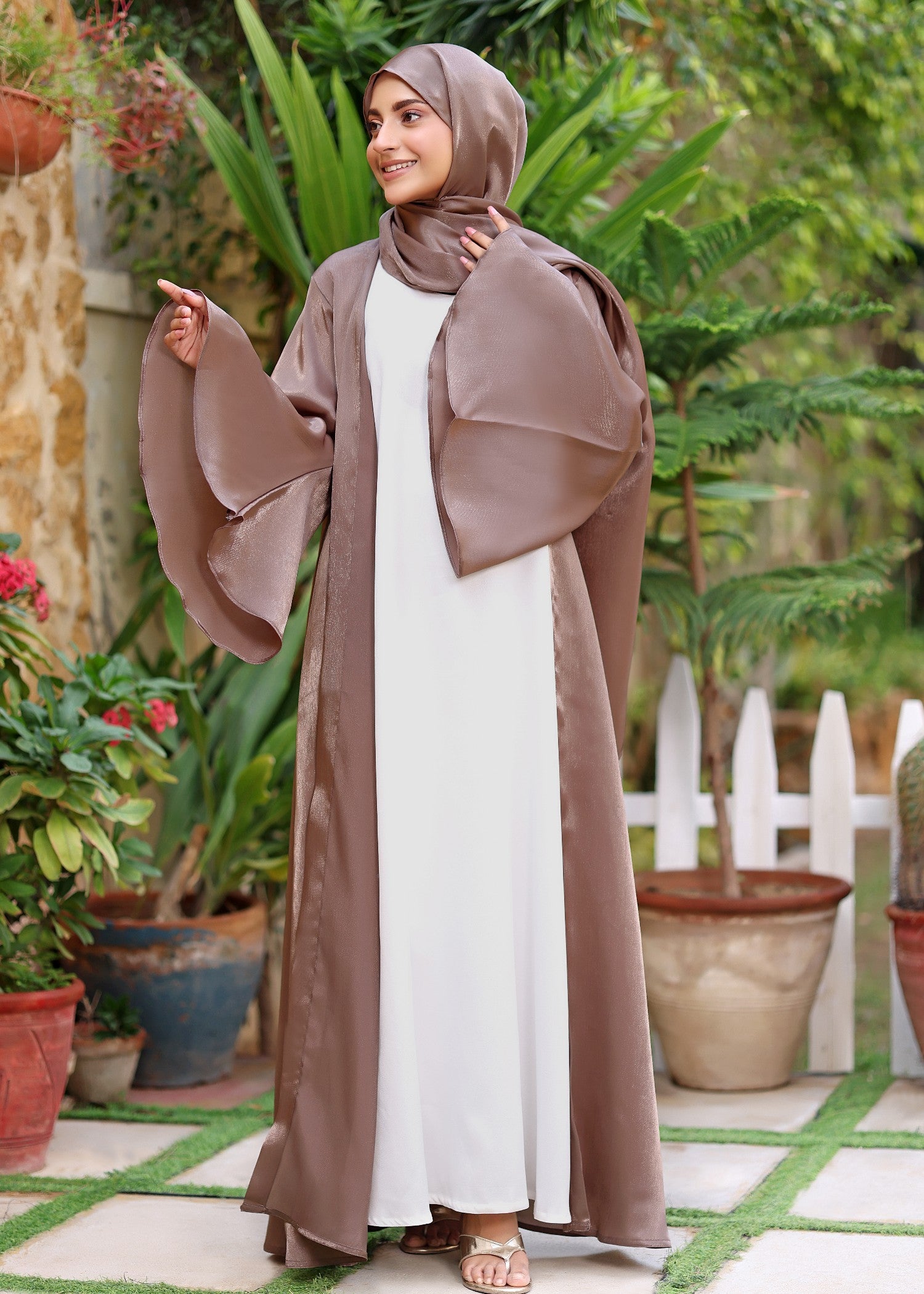 polyester georgette Abaya in Beige, white