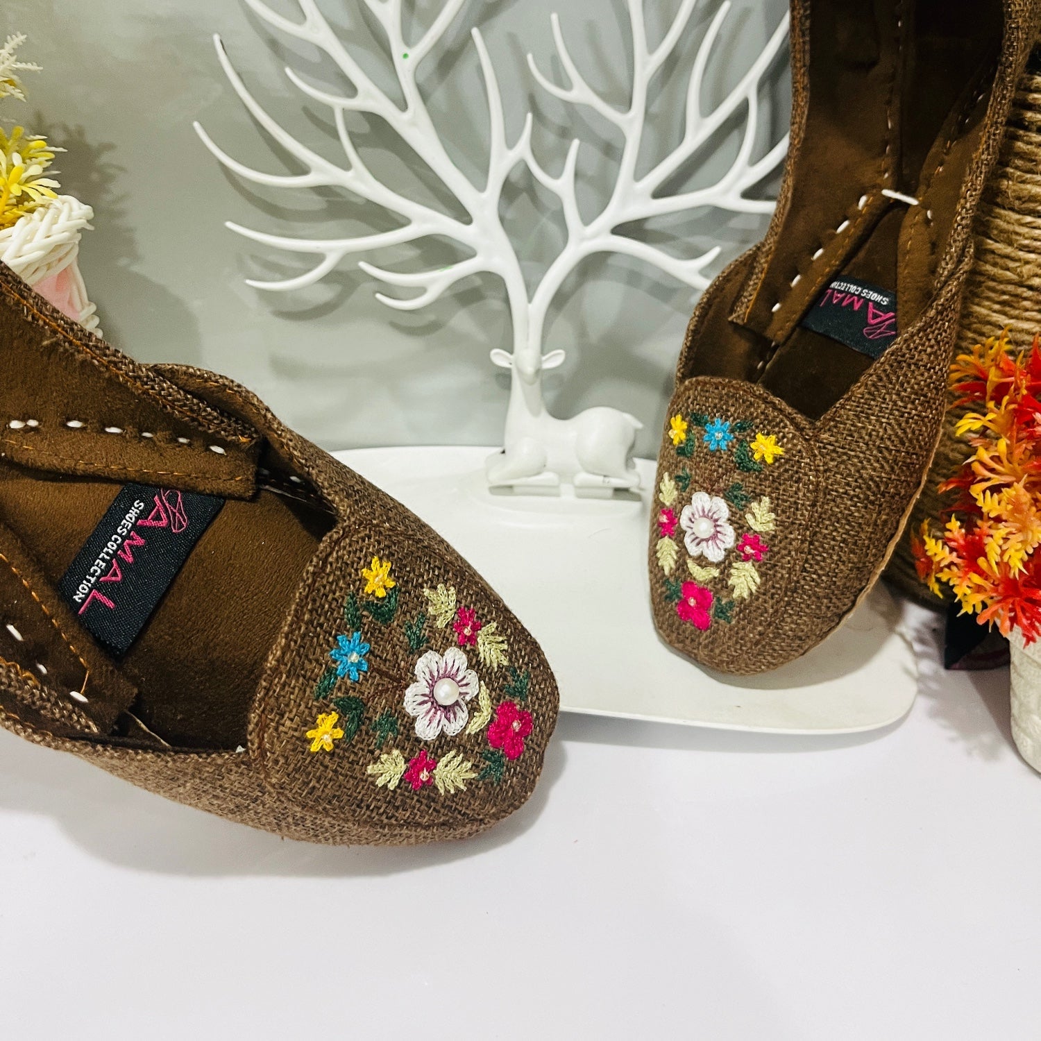 Khussa in Camel brown by - High Quality Women Khussa WBM2511