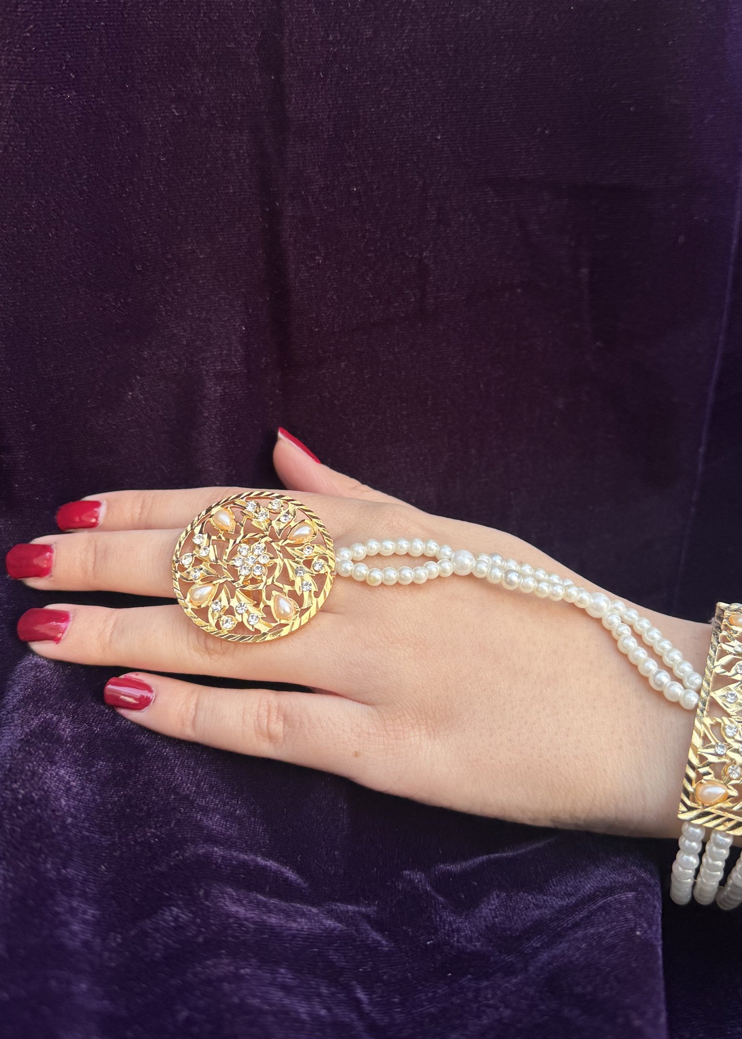 Bracelet in Gold, pearl white Color by - Trendy Women Bracelet HLO2341