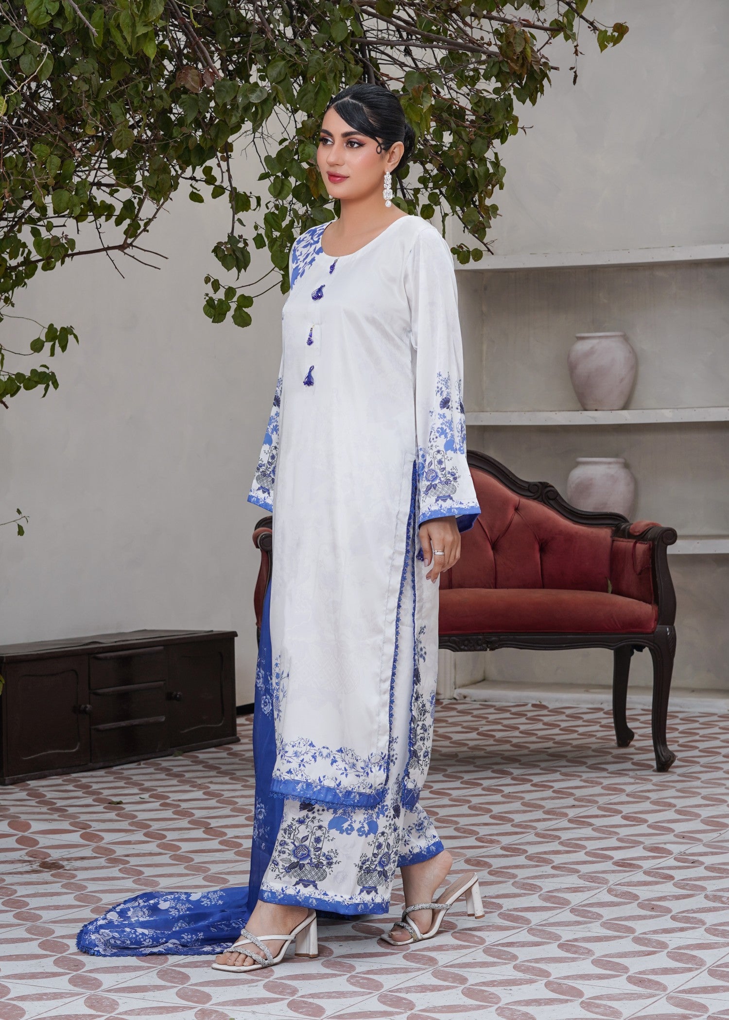 charmuse/shamooz Kurta Set in White, royal blue