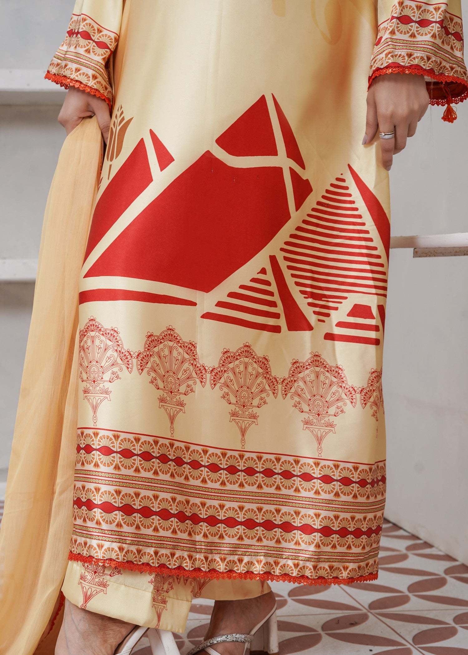 charmuse/shamooz Kaftan in Scarlet, vanilla