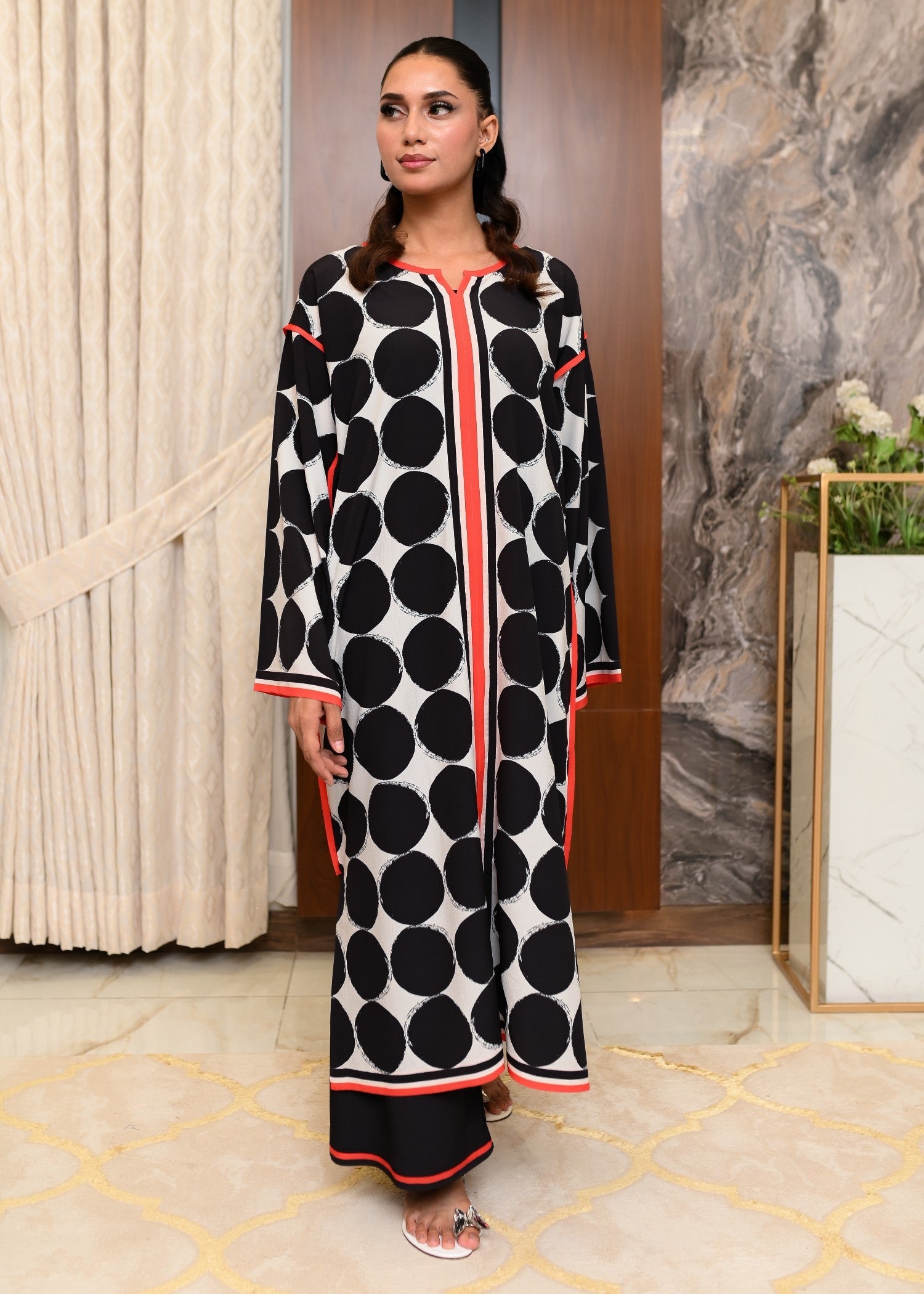 crepe Kurta Set in Black, off-white