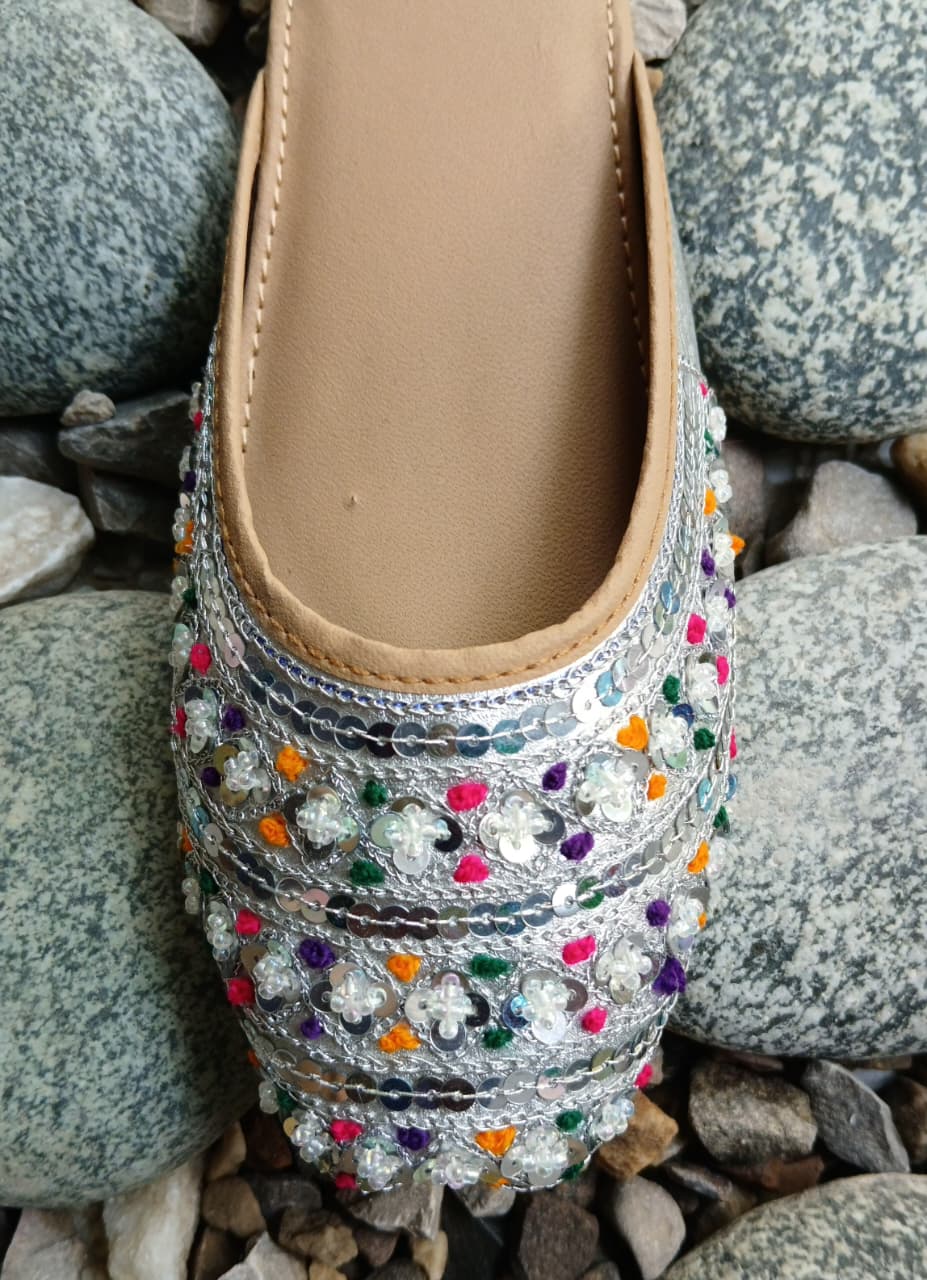 Khussa in Multi, silver by - High Quality Women Khussa QIH9376
