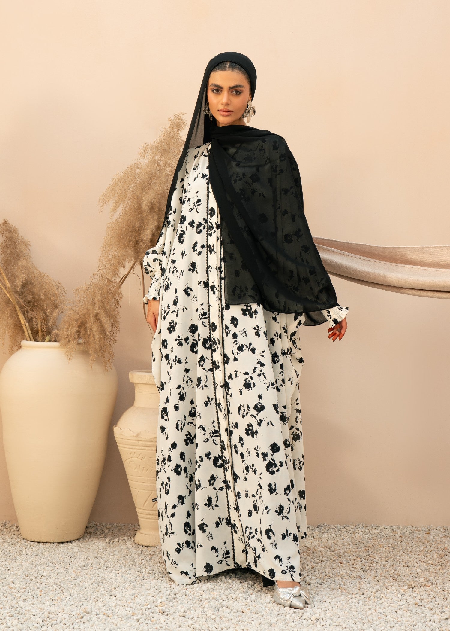 grip Abaya in Black, white