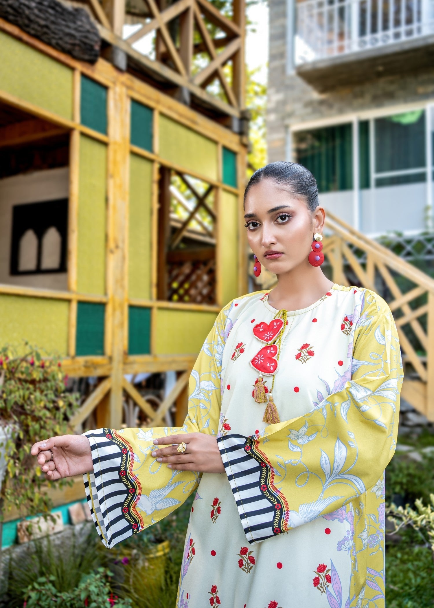 crepe Kaftan in White, honey