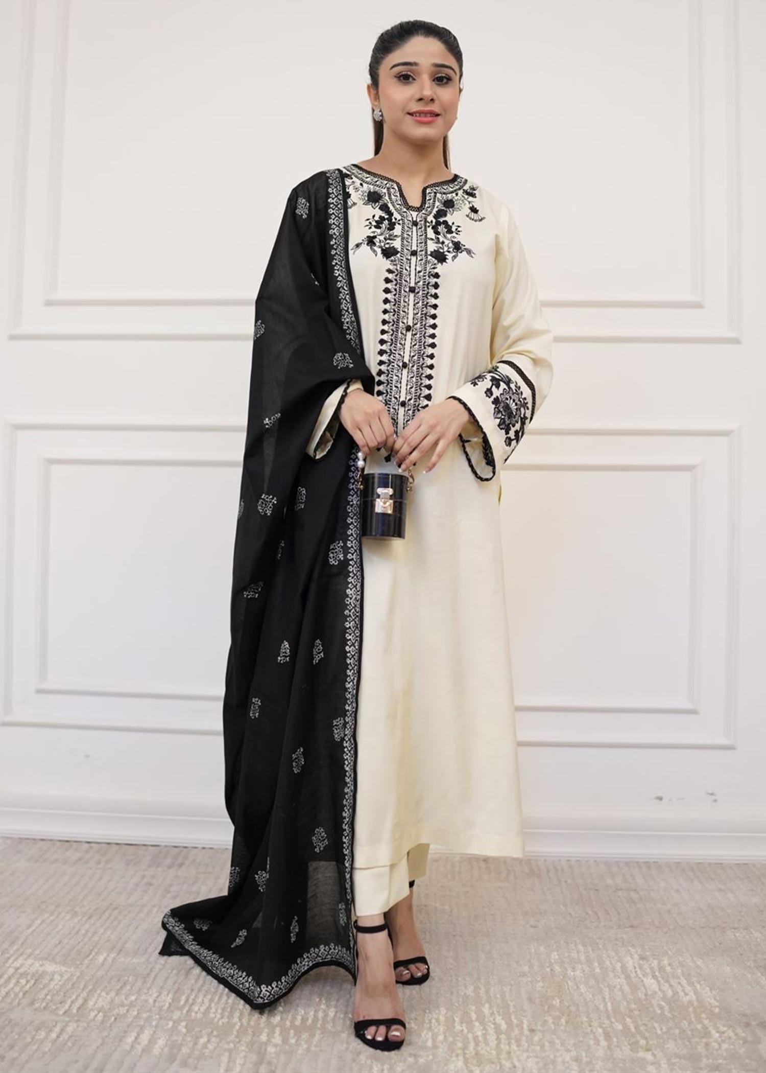 khaddi silk Kurta Set in Off-white