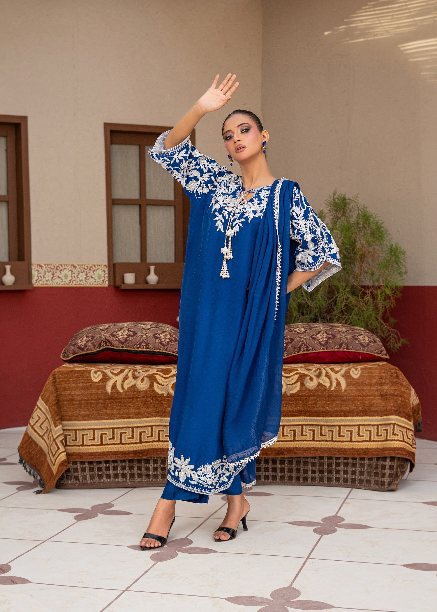 silk Kaftan in White, dark blue