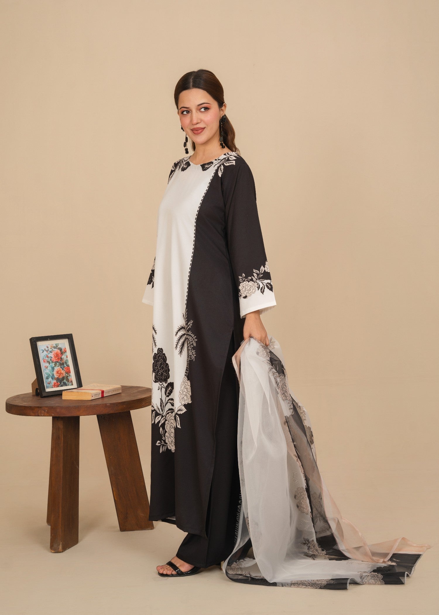 silk crepe Kurta Set in Black, white