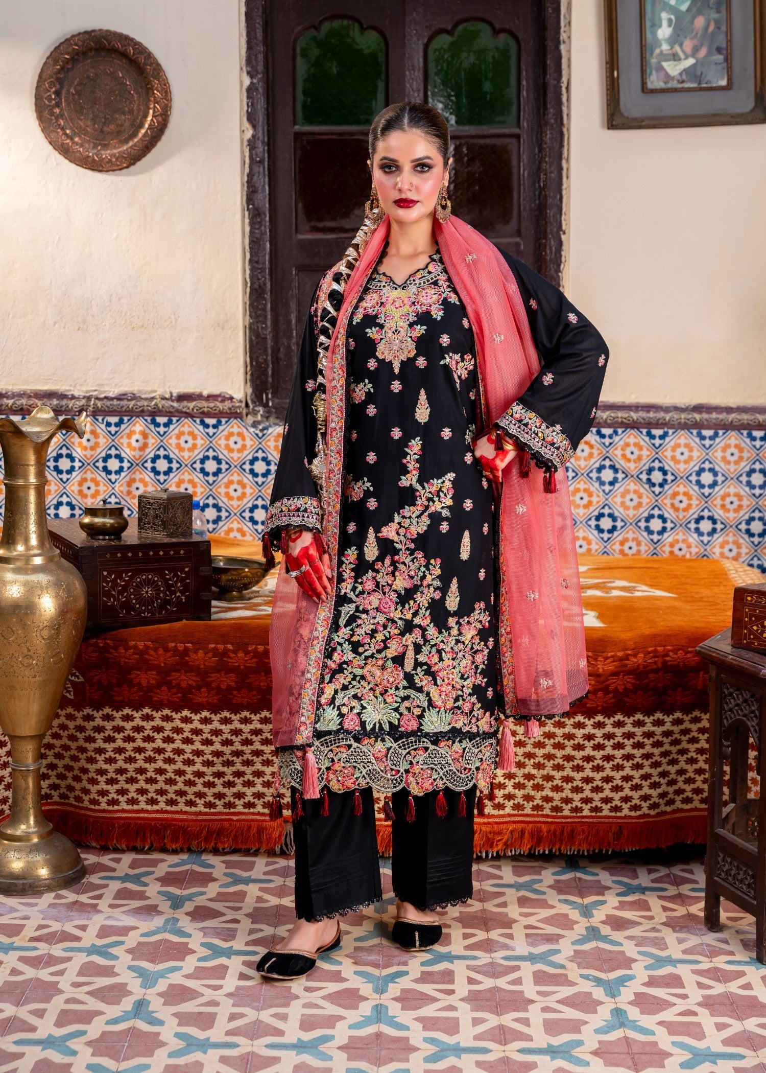 lawn Unstitched in Black, blush