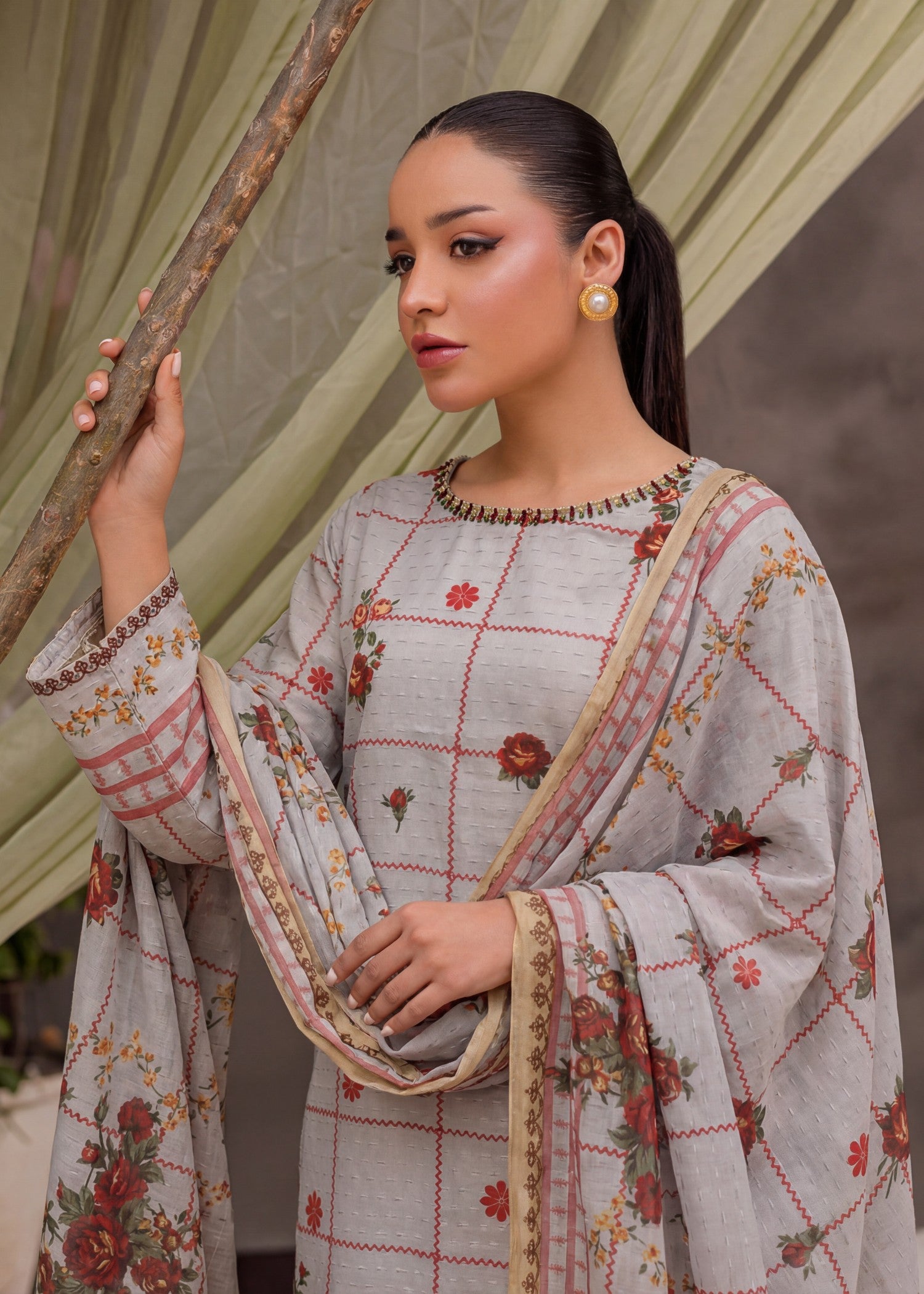 textured lawn Kurta Set in Lynx white