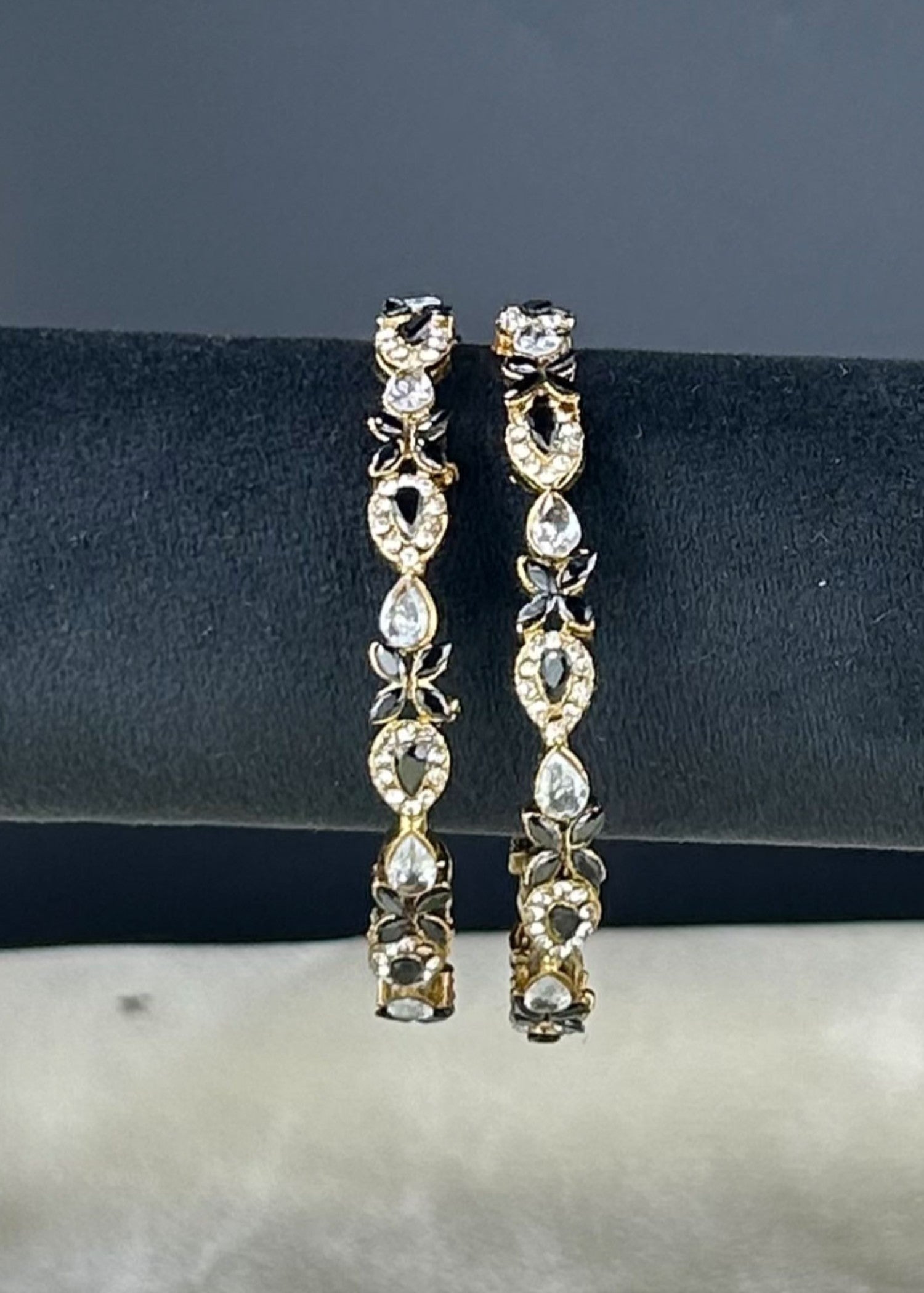 Bangles in Black Color by - Trendy Women Bangles GFL6128