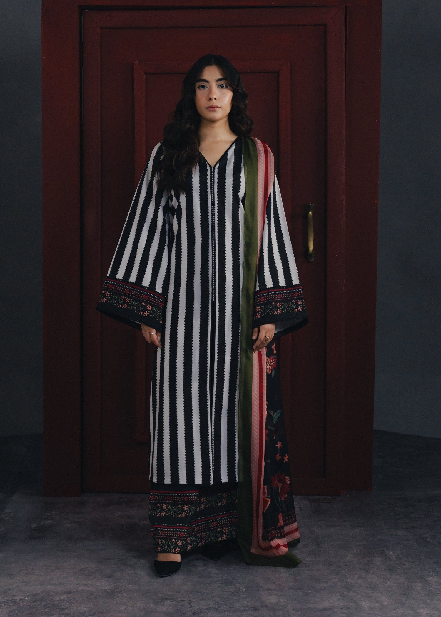 crepe Kurta Set in Black, white