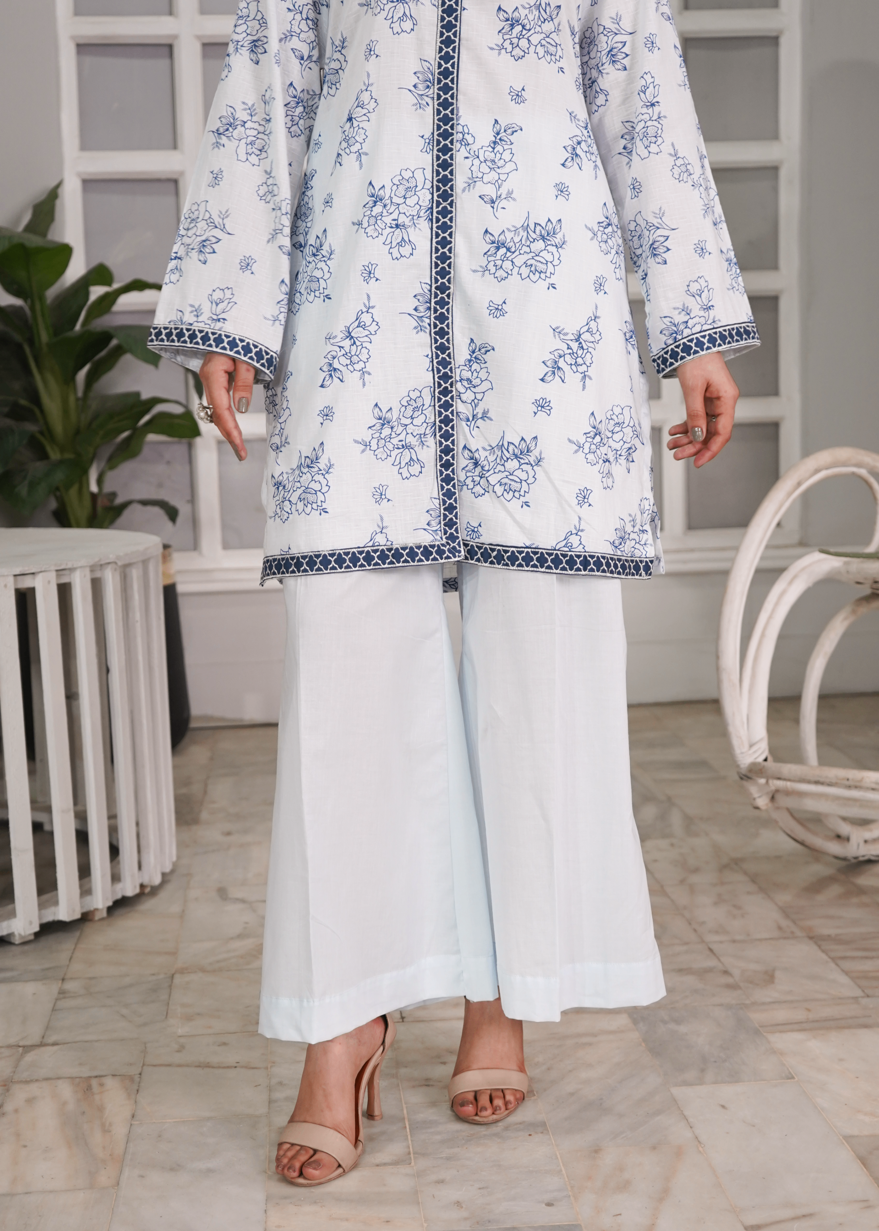 lawn Kurta Set in White, off-white