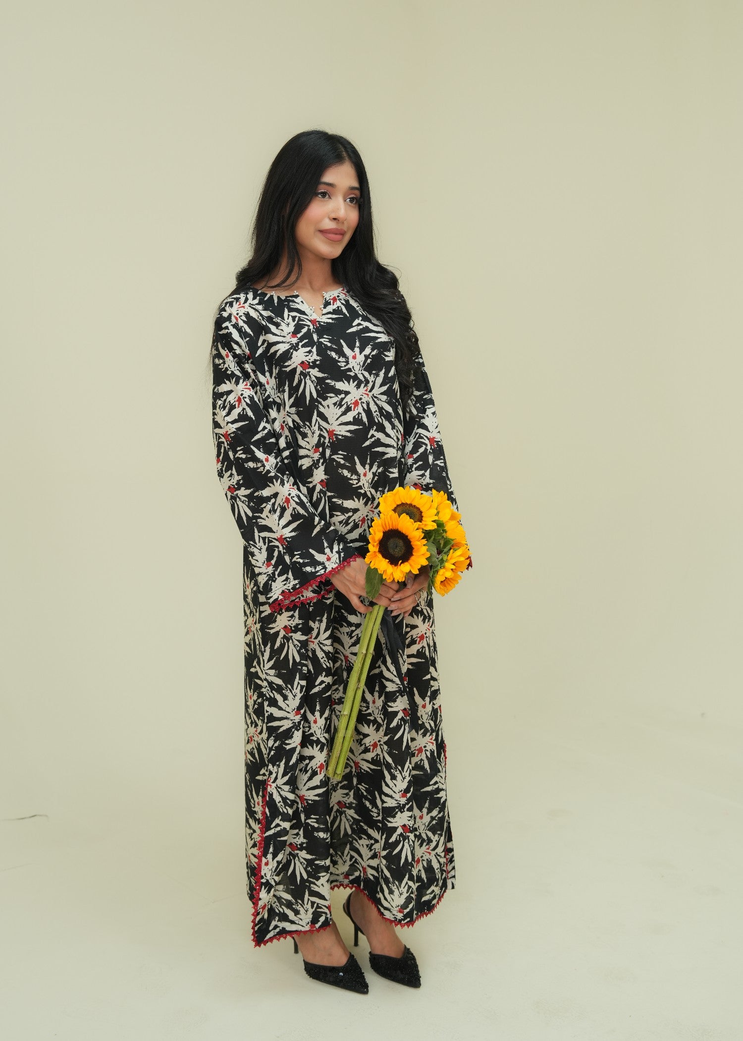 lawn Kaftan in White, black