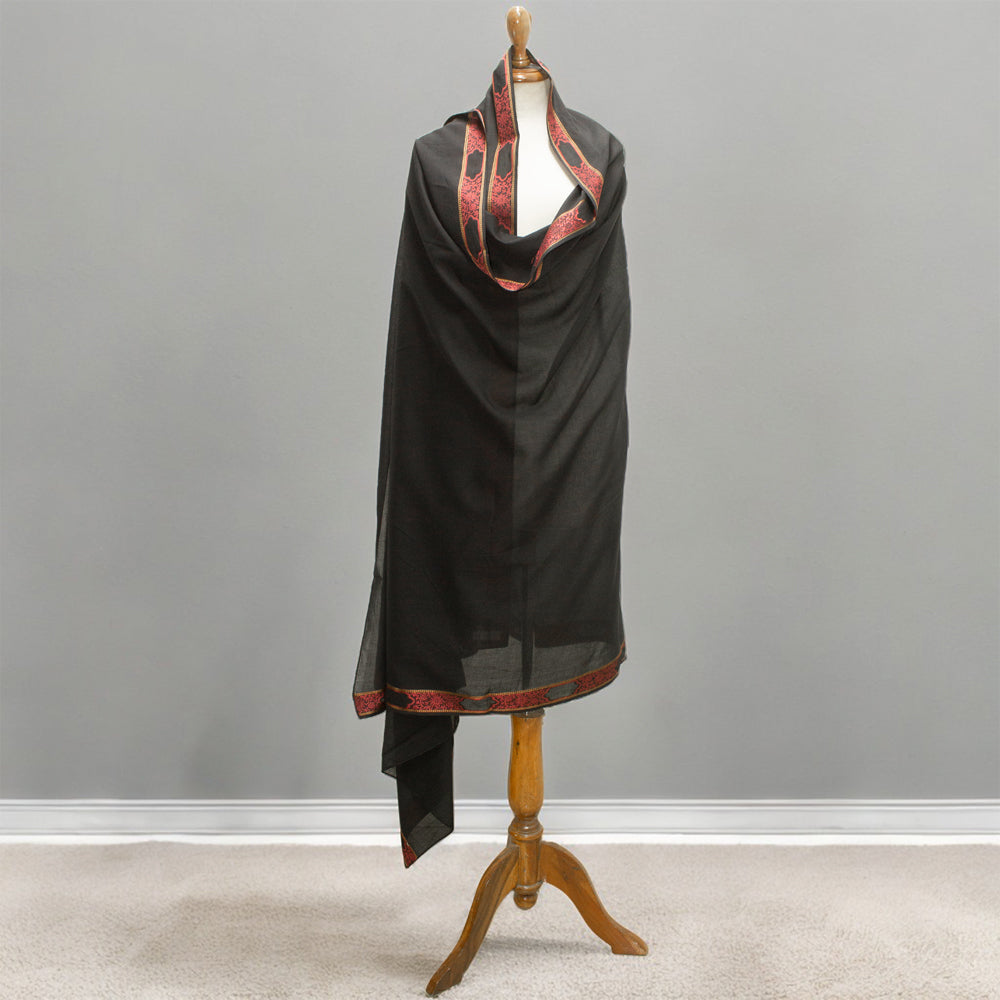 Shawl in Black Color by - Trendy Women Shawl OXU8931