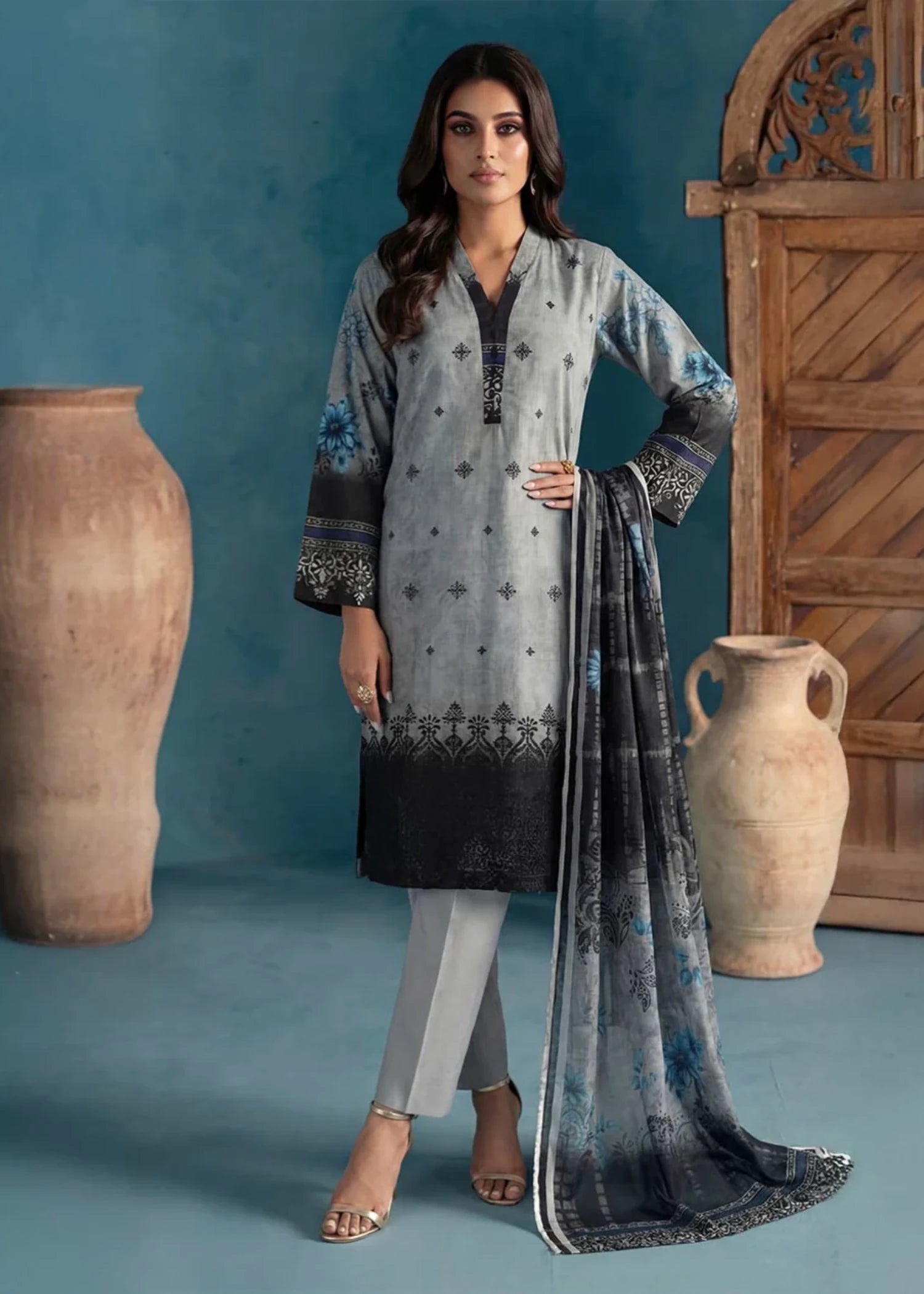 lawn Unstitched in Raven, slate black