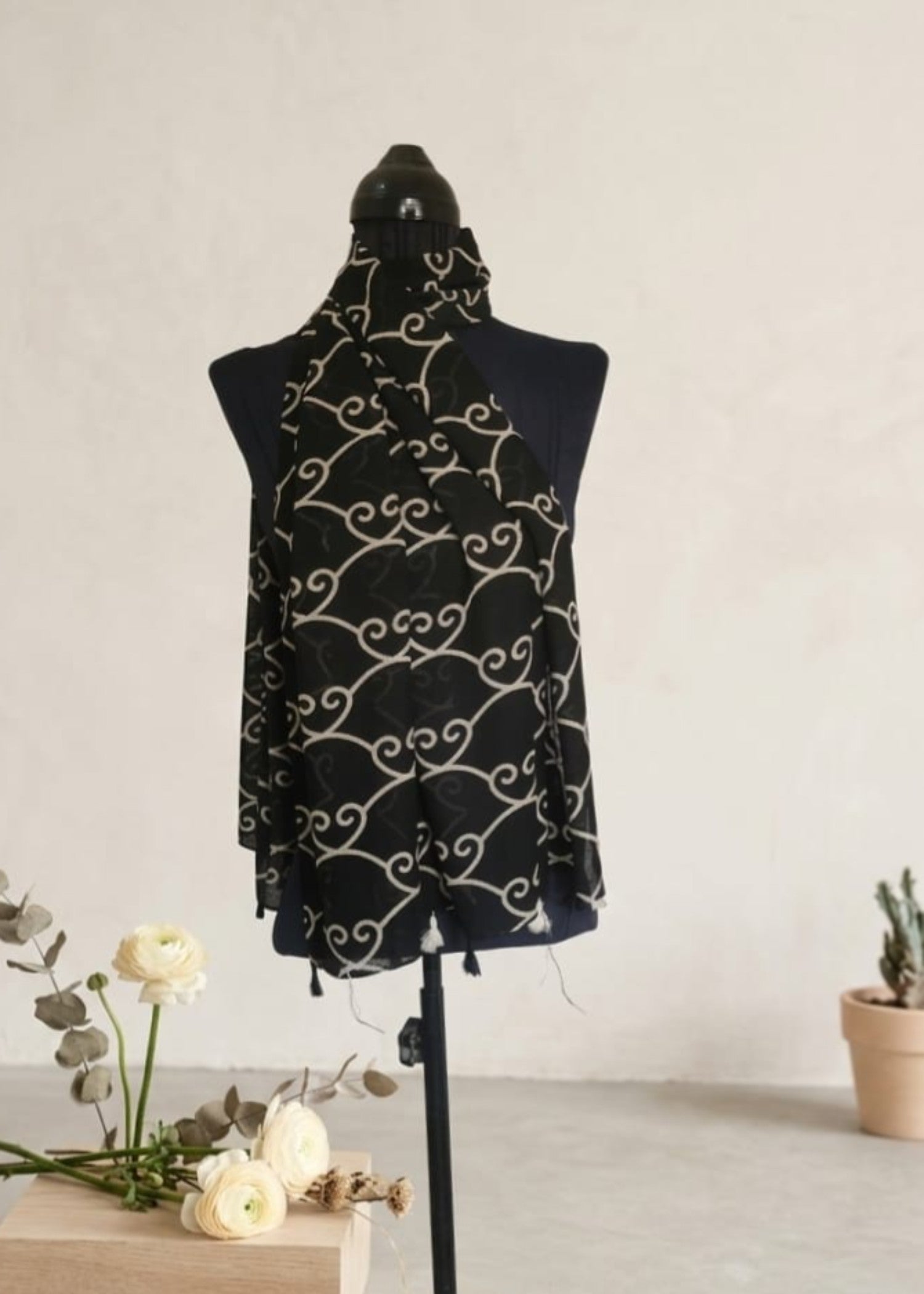 Scarf in Black Color by - Trendy Women Scarf XMS8838