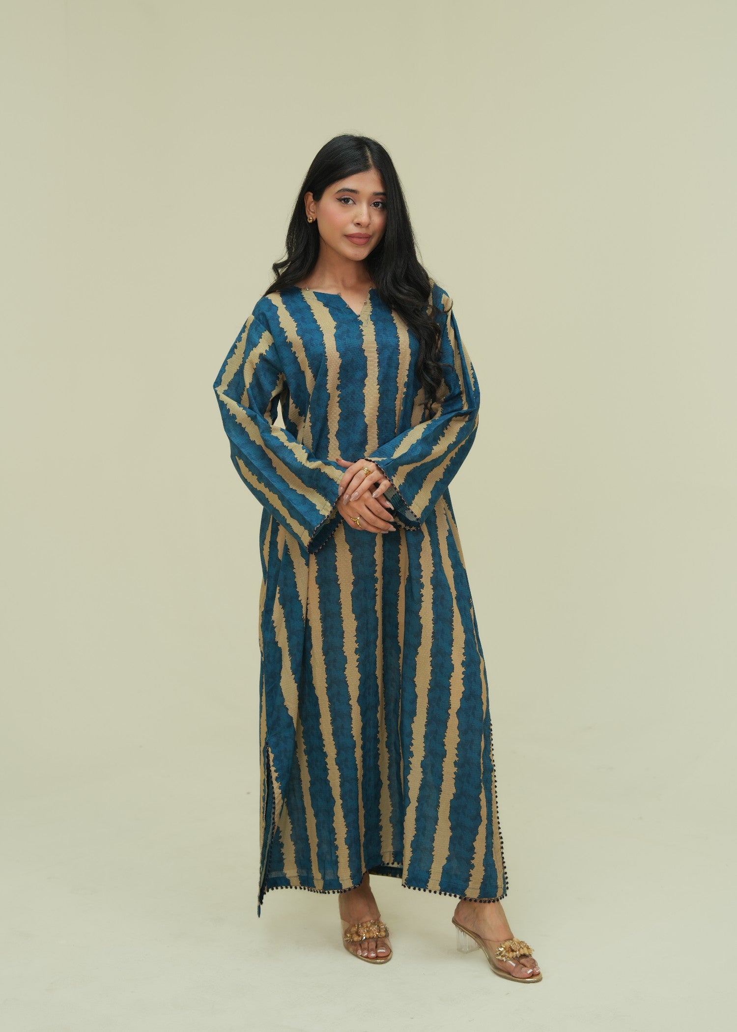 lawn Kaftan in Mari gold, ocean blue