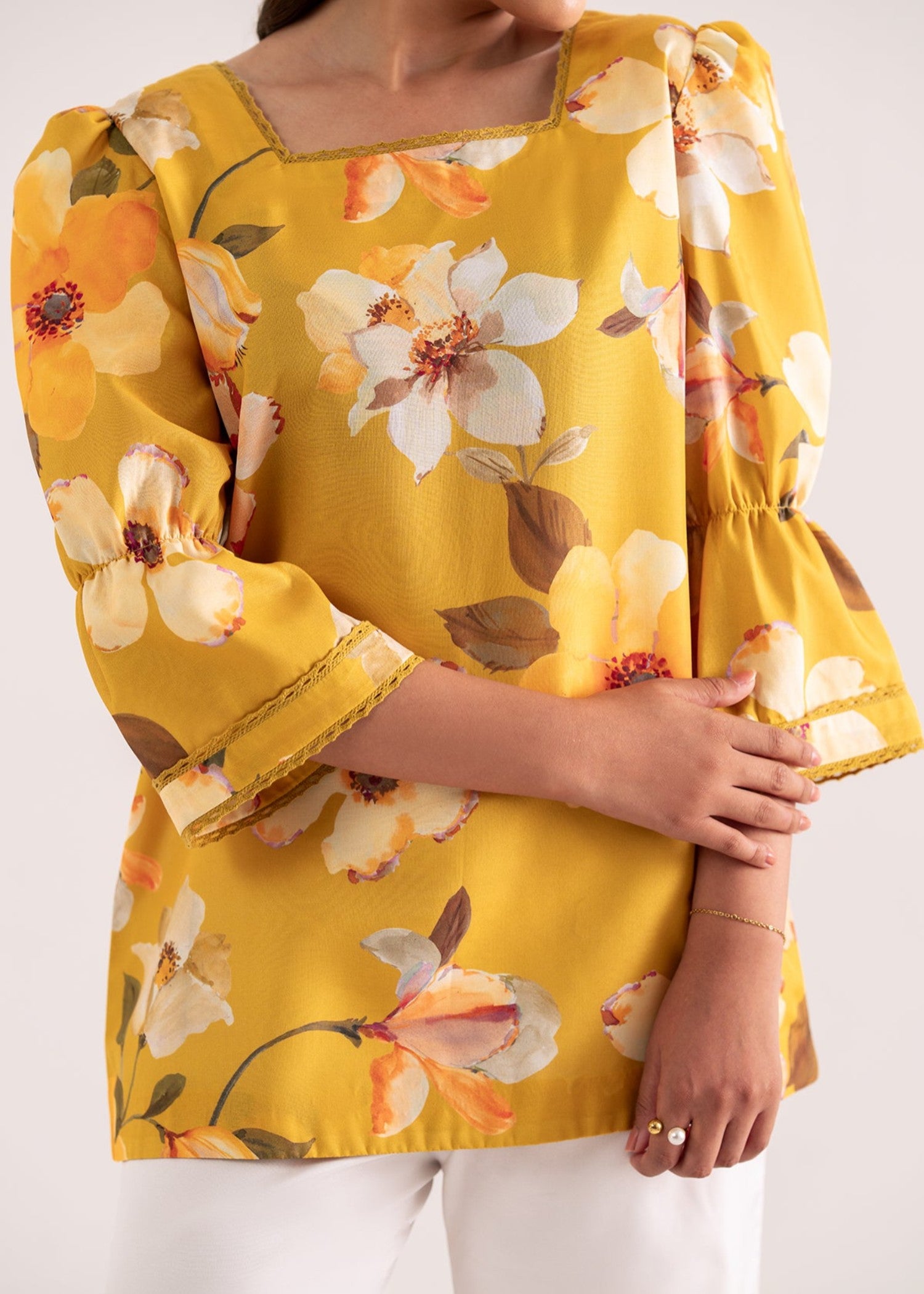 crepe Top in Off-white, yellow