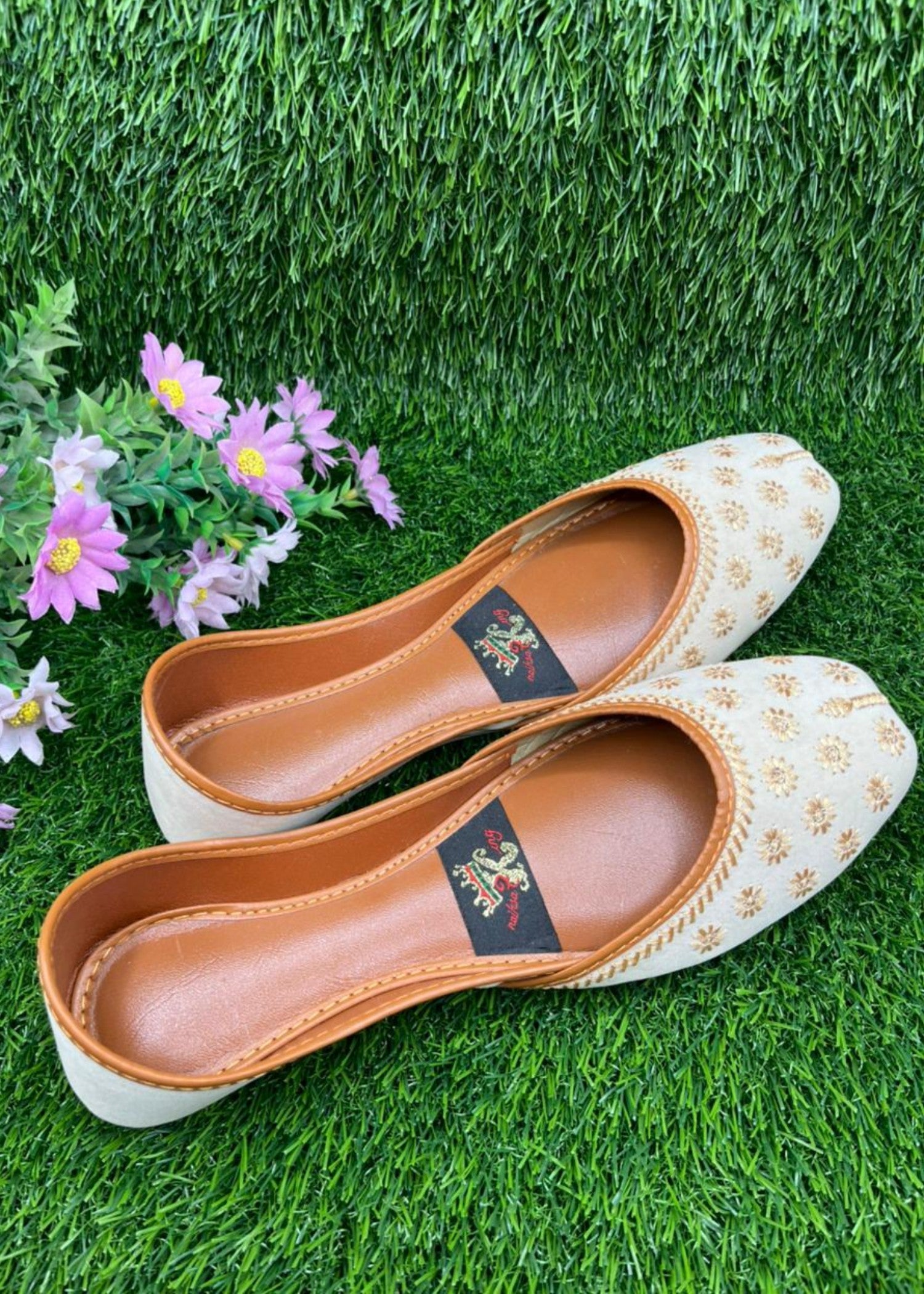 Khussa in Off-white by - High Quality Women Khussa EJD4080