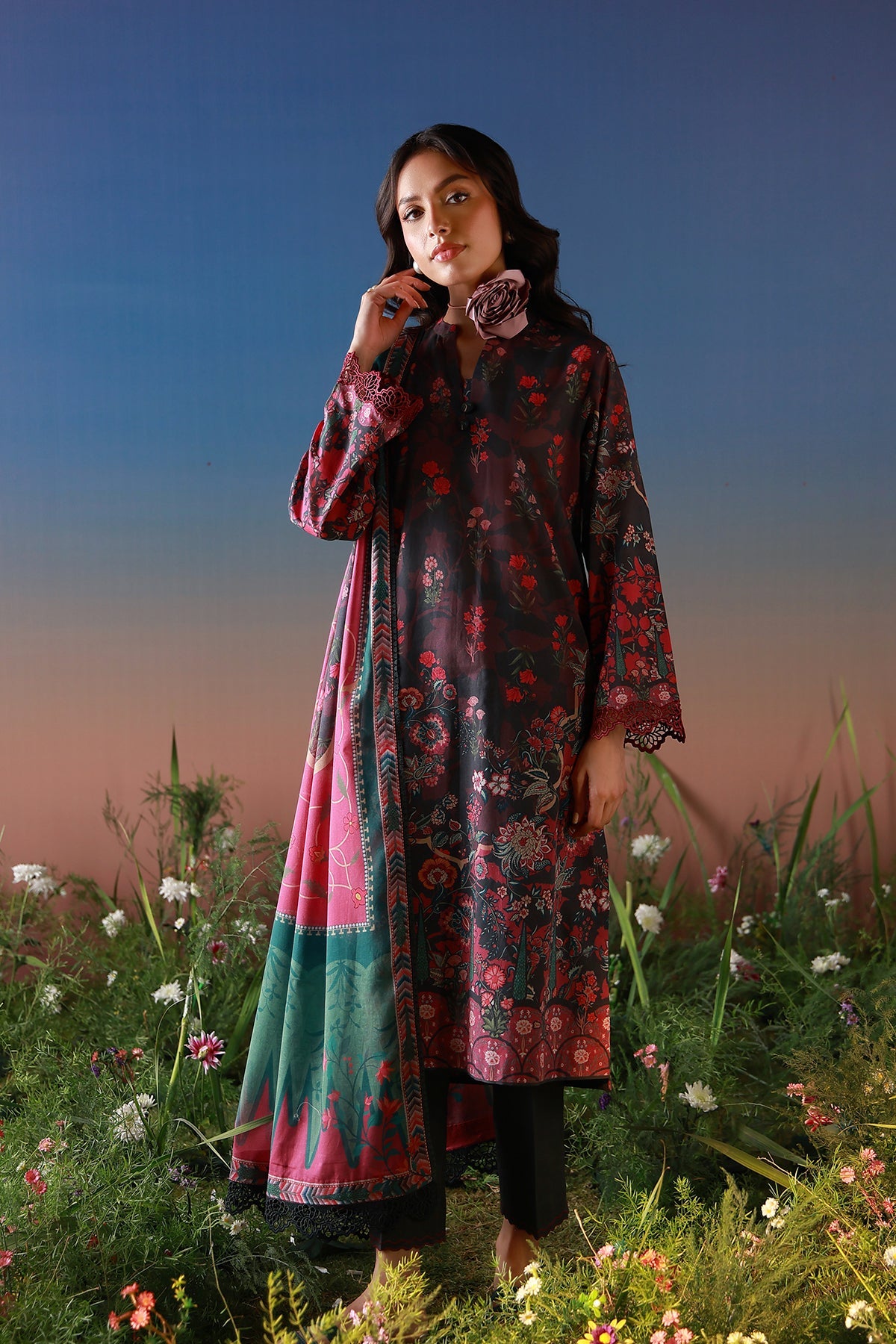 Mirha Lawn – Noir Roseraie