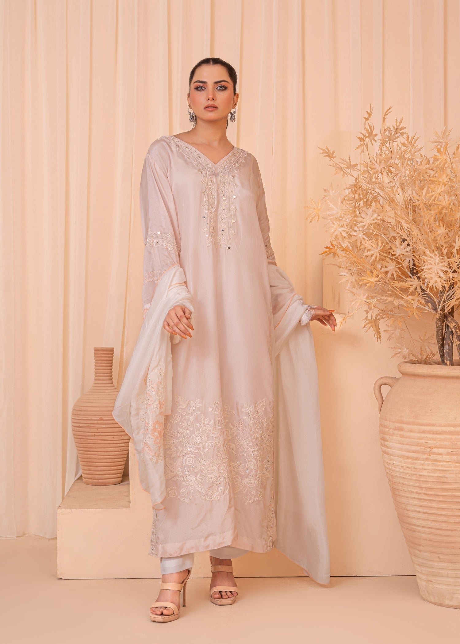 raw silk Kaftan in Off-white, silver